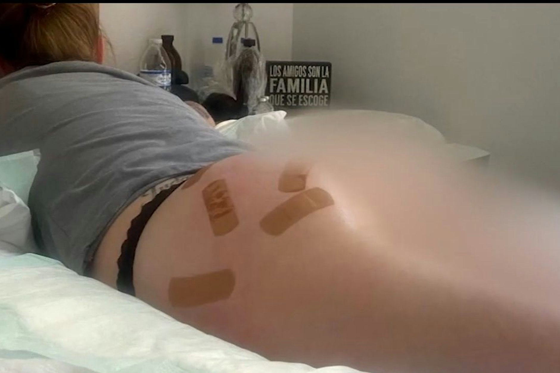 Ein Foto eines Opfer, an dem Mutter und Tochter eine Poaufpolsterung vornahmen.