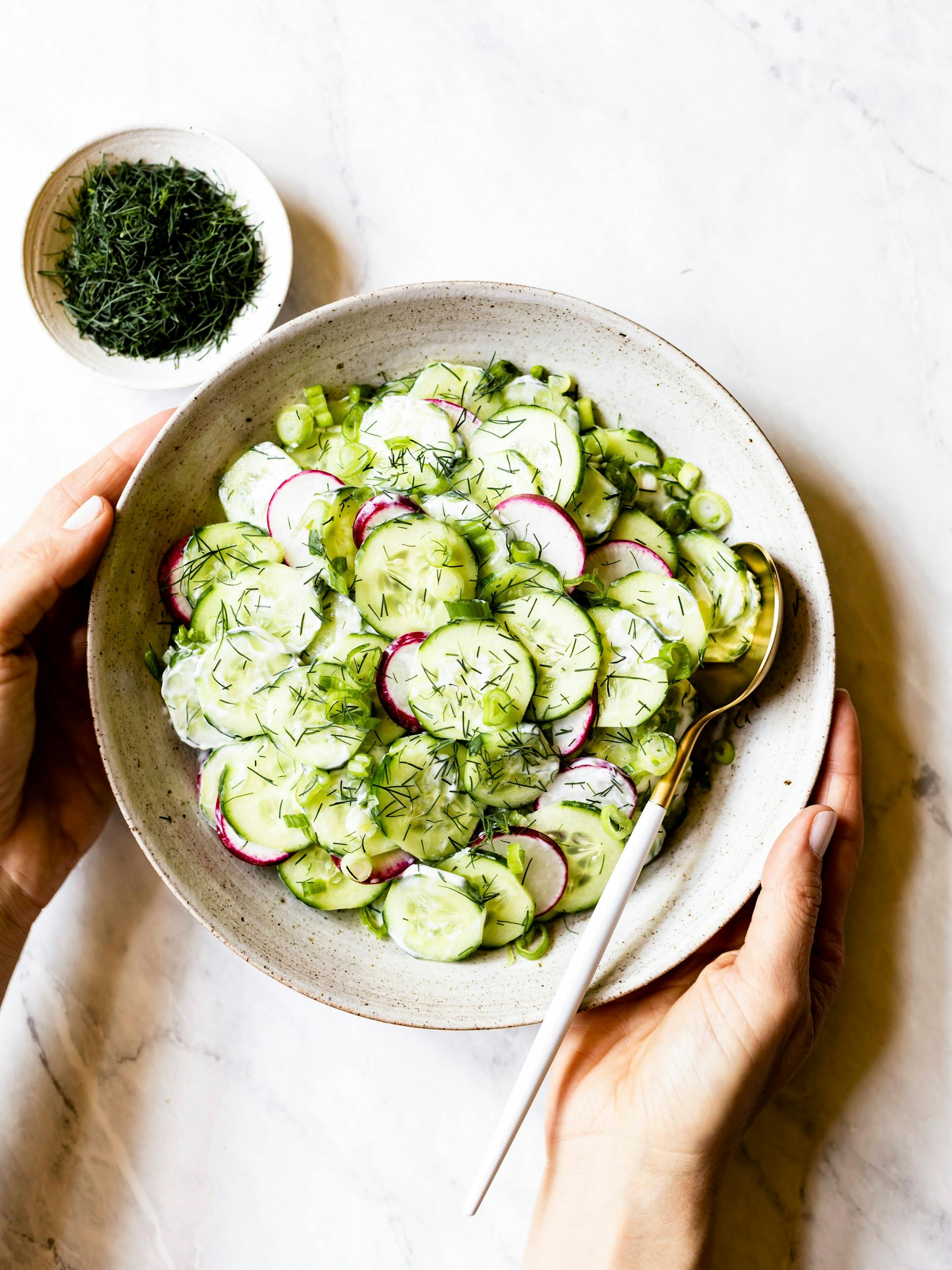 Dieses Rezept für Gurkensalat mit Radieschen, Dill und cremiger Soße ist für Genießer!