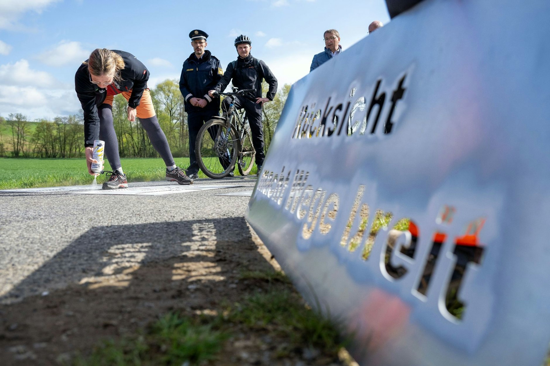 Immer häufiger kommt es zu Konflikten zwischen Landwirten und Passanten auf land- und forstwirtschaftlichen Verkehrswegen. Der Bayerische Bauernverband ruft deshalb zu mehr Miteinander auf. Als erstes wurde dafür ein Weg im Landkreis Schweinfurt mit dem Motto «Rücksicht macht Wege breit» besprüht.  