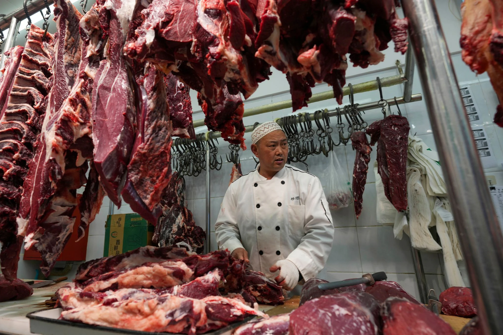 Ein Metzger in der chinesischen Hauptstadt bereitet frisches Fleisch zu.  