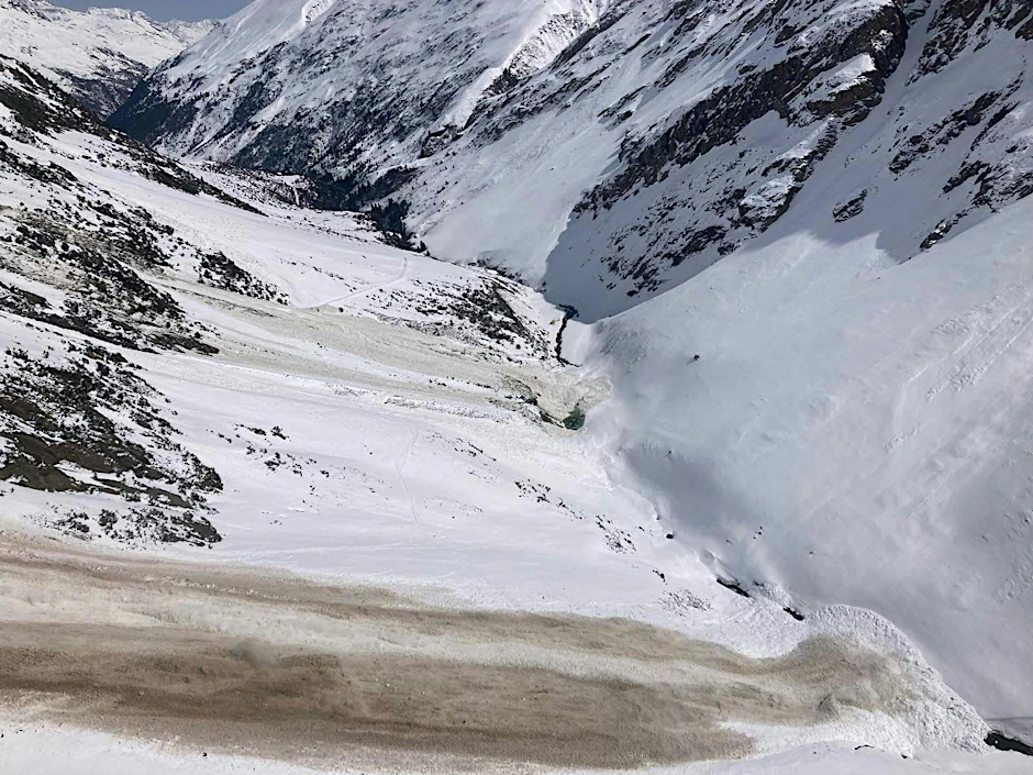 HANDOUT - Bei einem Lawinenabgang in den Ötztaler Alpen in Österreich sind drei Wintersportler aus den Niederlanden ums Leben gekommen.  /dpa