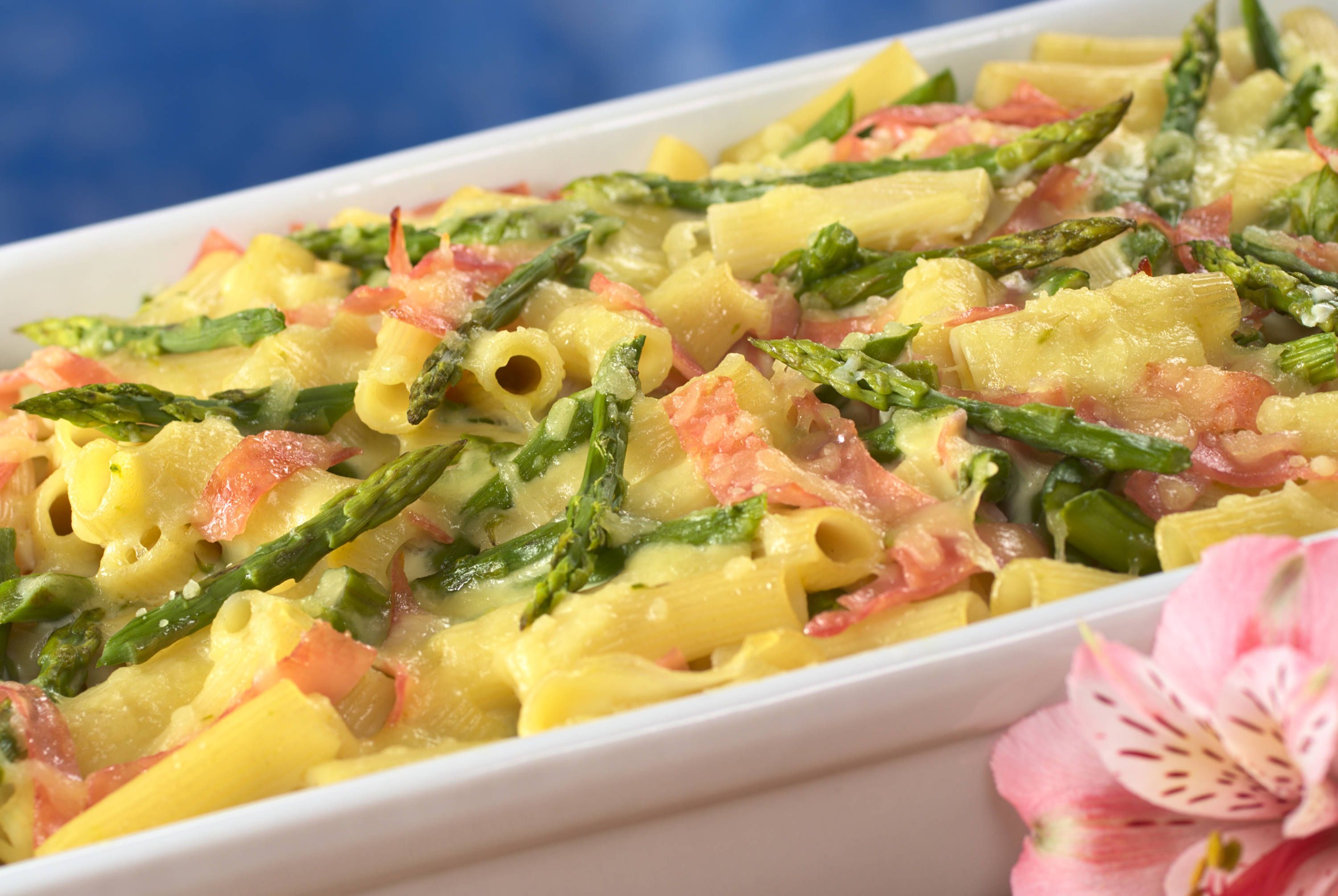 Rezept für Nudelauflauf mit Spargel: Lecker mit Schinken und Parmesan!