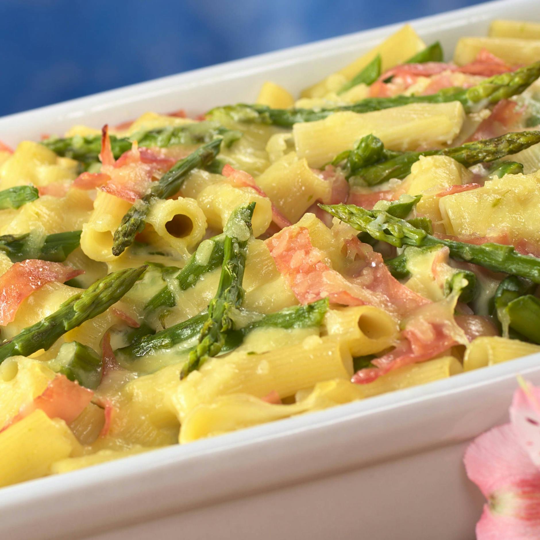 Rezept für Nudelauflauf mit Spargel: Lecker mit Schinken und Parmesan!