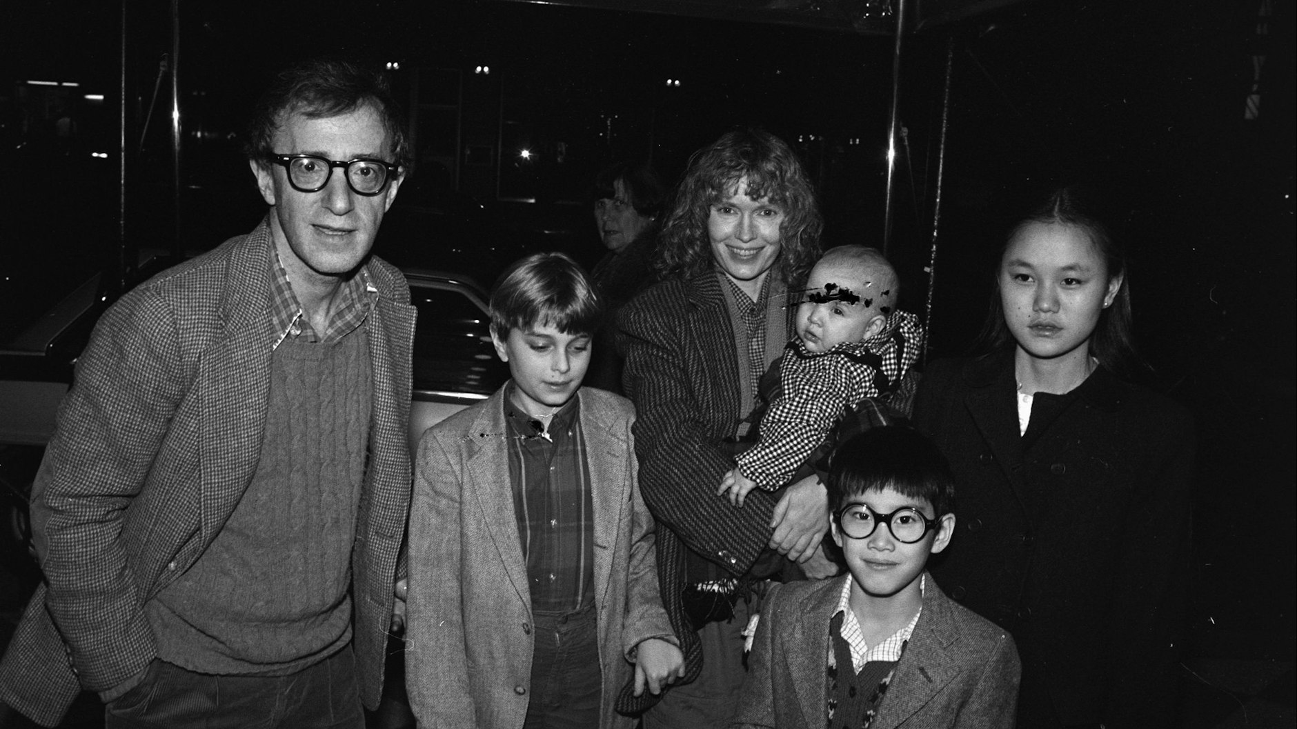 Woody Allen mit seiner damaligen Frau Mia Farrow und Kindern und Adoptivkindern. Ganz rechts die Adoptivtochter und heutige Ehefrau <a href="https://www.google.com/search?sca_esv=bea76010820982b8&amp;rlz=1C1GCEA_enDE887DE887&amp;sxsrf=ACQVn0-ChAF8w3CJm2F0XRUbEOT_7kA2Sw:1712925319865&amp;q=Soon-Yi+Previn&amp;si=AKbGX_oBDfquzodaRrfbb9img4kPQ4fCBZjeqAiaW1svvC8uXrVPFtyg1cAmhhzCcuB4zcwV4Vxe9-0opZC8dmSg87U1bciit5R4rhkuepGJzpdMgqaElLVq2r2G4CItumRexywBk0OSMo5P9CTrbPWxjyhTuXj003rBki1I77BFlSKnnn6NYCxZSKQLGeIFNAjlfEB3B6E59VqJ8SeYjHu35dnQJDBYK3_9UFsS9ITfGPad_MczqYhVGfv--1AeNtIyCu3vRM_Y&amp;sa=X&amp;sqi=2&amp;ved=2ahUKEwj0mN6J2LyFAxUEwAIHHQjmBYEQmxMoAHoECFwQAg">Soon-Yi</a>