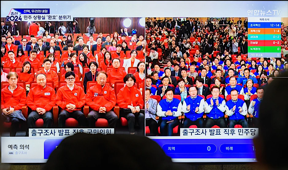 Die Opposition (r) jubelt, die regierende Volksmacht-Partei ist konsterniert. Zur Wahl in Südkorea waren mehr als 44,25 Millionen Bürger aufgerufen.  