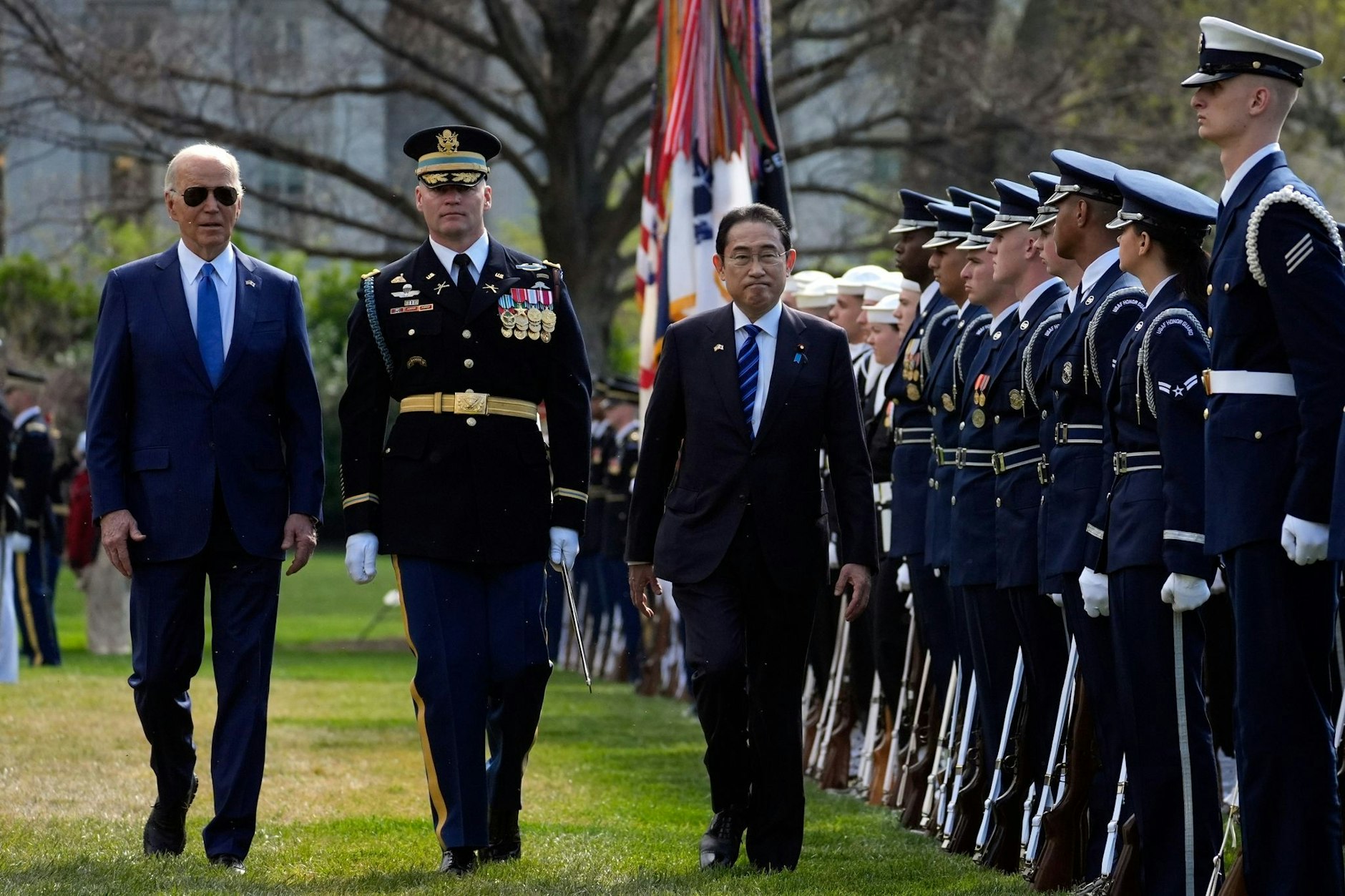 Zu Besuch in Washington: Japans Premierminister Fumio Kishida (r) wird von US-Präsident Joe Biden (l) und David Rowland (M), Kommandeur des 3. US-Infanterieregiments, The Old Guard, während einer Willkommenszeremonie am Weißen Haus empfangen.  