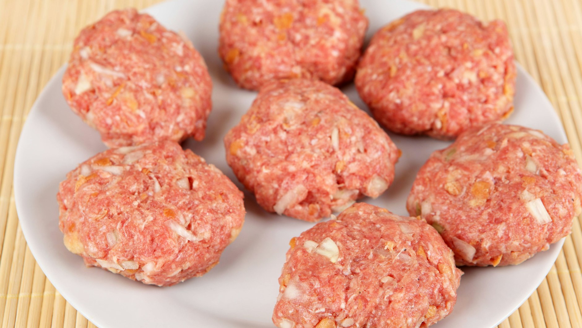 Ob kleine Hackbällchen zum Snacken oder Buletten für den großen Hunger – dank Heißluftfritteuse wird beides perfekt!