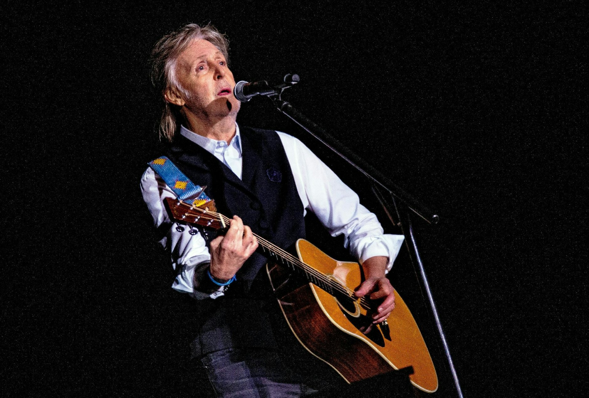 ARCHIV - Paul McCartney beim Glastonbury Festival 2022.  