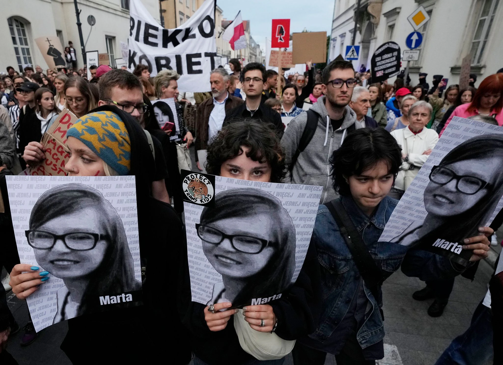 ARCHIV - Sie demonstrieren gegen Polens strenges Abtreibungsgesetz: Nach dem Tod einer Schwangeren bei einer Krankenhausbehandlung sind tausende Menschen auf die Straße gegangen, wie hier in Warschau.  
