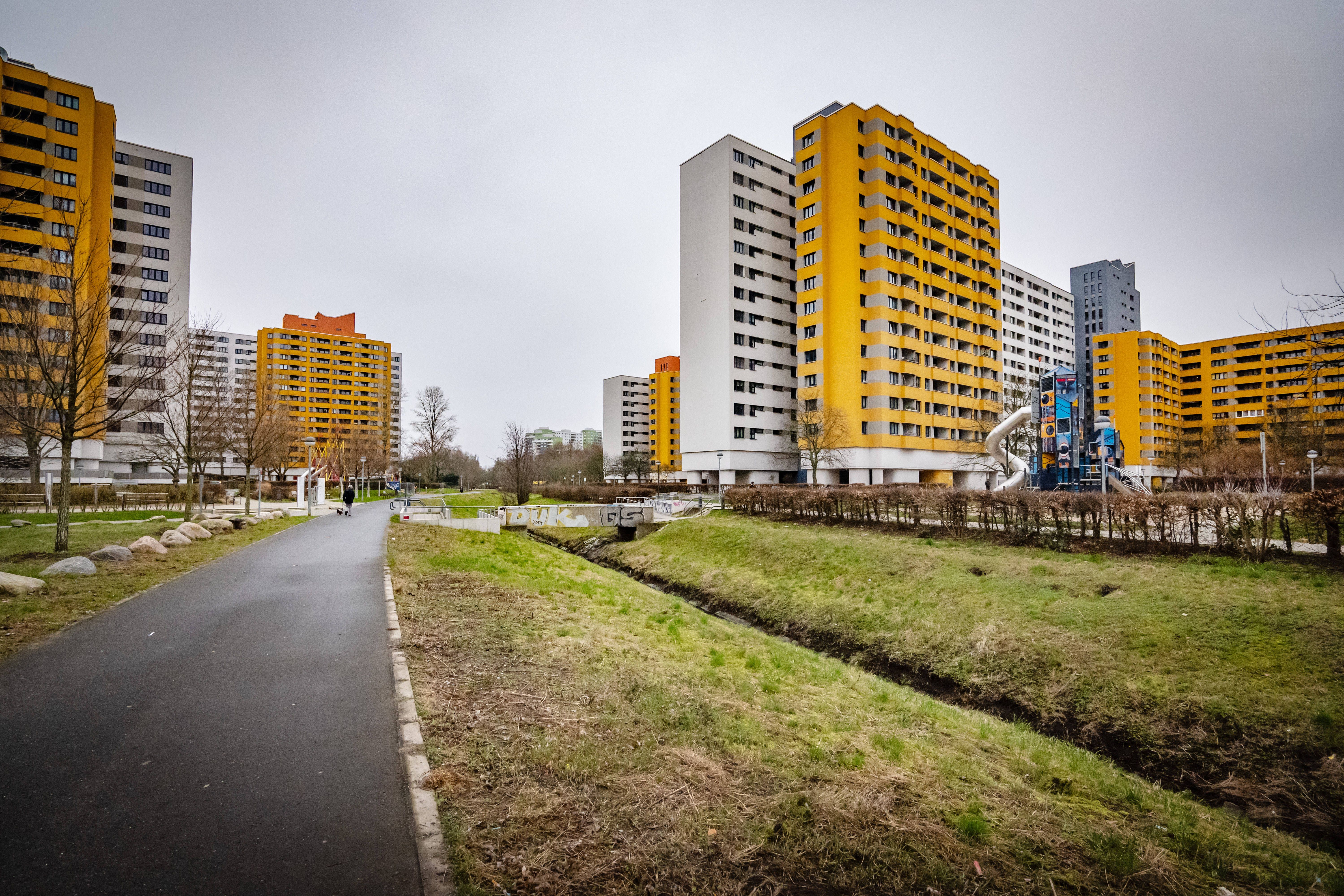 Märkisches Viertel: Seniorin Bestohlen, Drei Männer Festgenommen