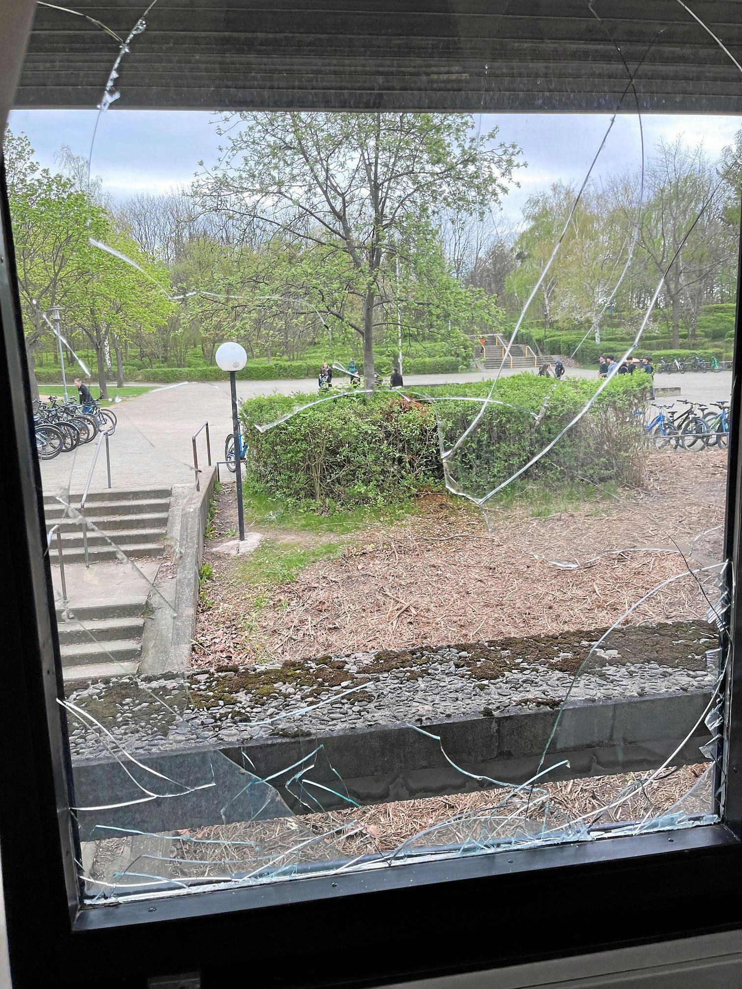 Kaputte Scheibe in einem Gymnasium in Goslar: Wegen eines Einbruchs an einer Schule sind die schriftlichen Abiturprüfungen im Fach Politik-Wirtschaft in ganz Niedersachsen unterbrochen worden.