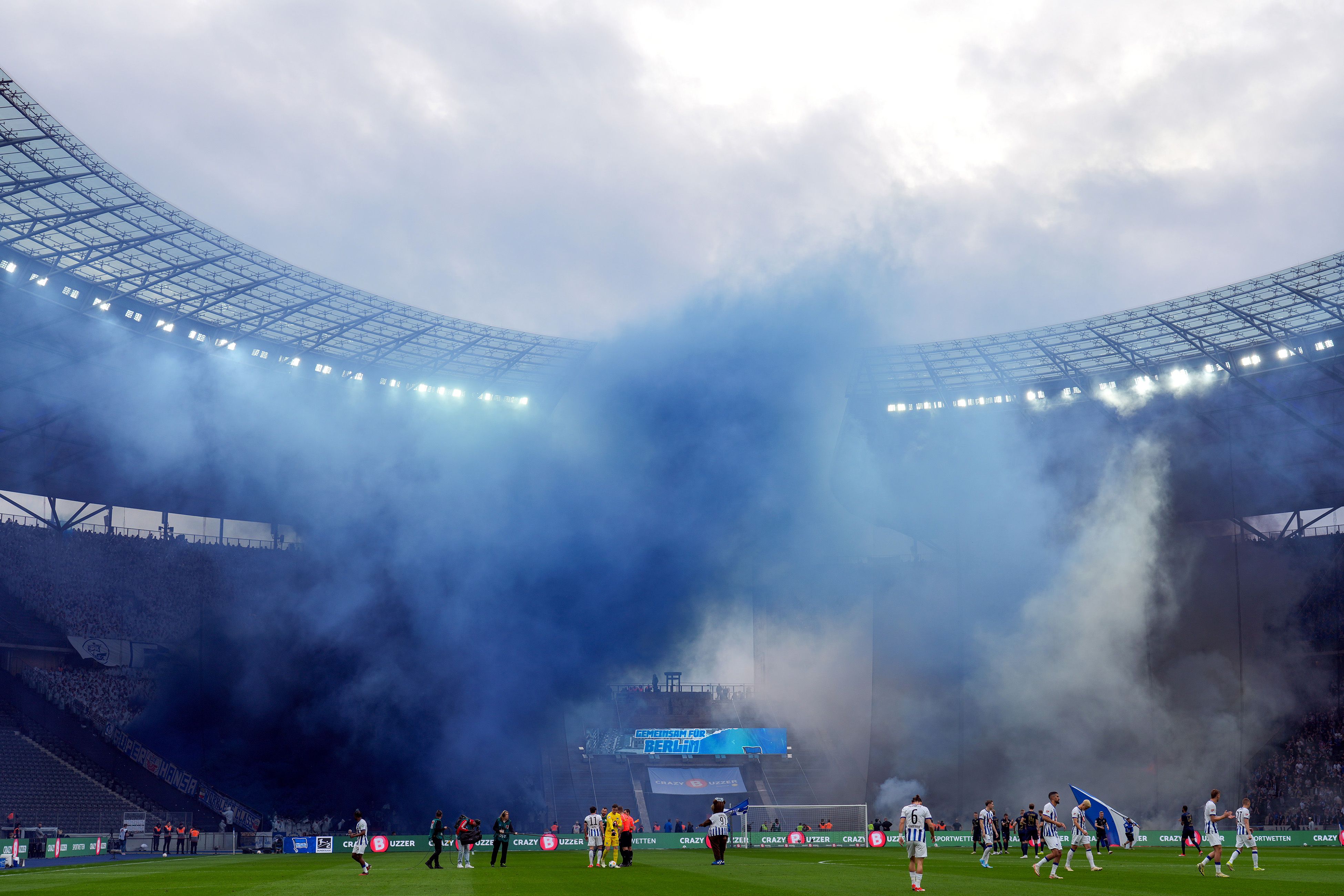 Risikospiel Hertha BSC gegen Hansa Rostock: Festnahmen, Anpfiff verzögert sich