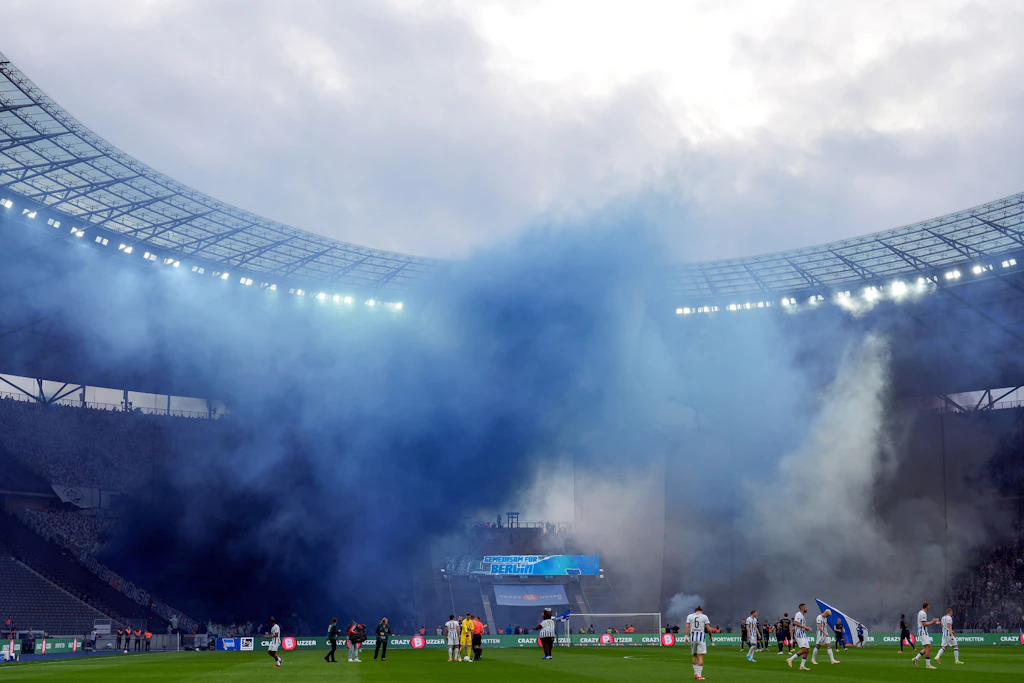Risikospiel Hertha BSC gegen Hansa Rostock: Festnahmen, Anpfiff verzögert sich