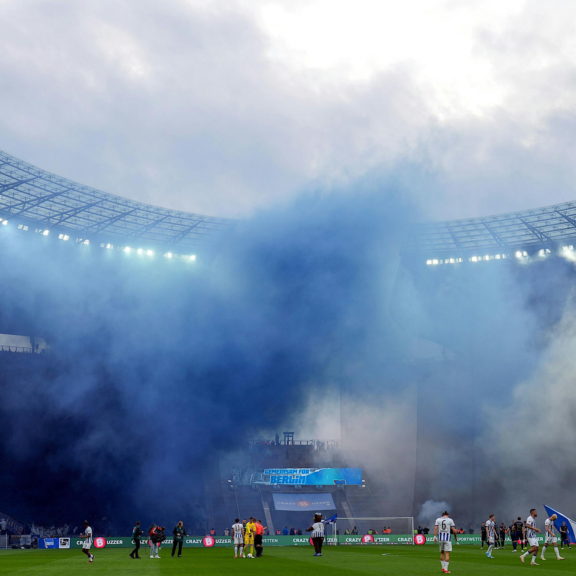 Risikospiel Hertha BSC gegen Hansa Rostock: Festnahmen, Anpfiff verzögert sich