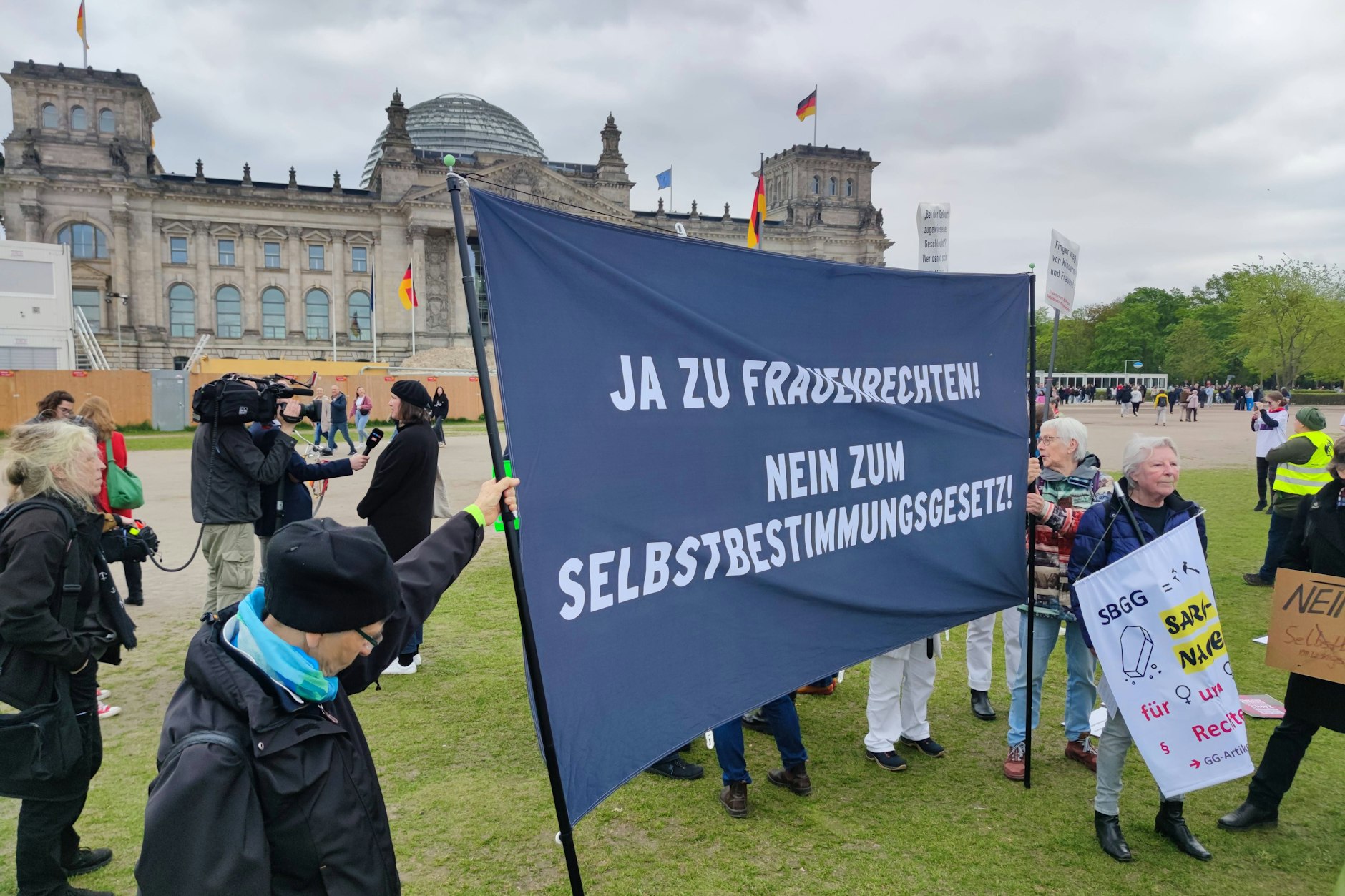 Verschiedene Fraueninitiativen protestieren am Freitag gegen die Verabschiedung des Selbstbestimmungsgesetzes vor dem Bundestag.&nbsp;