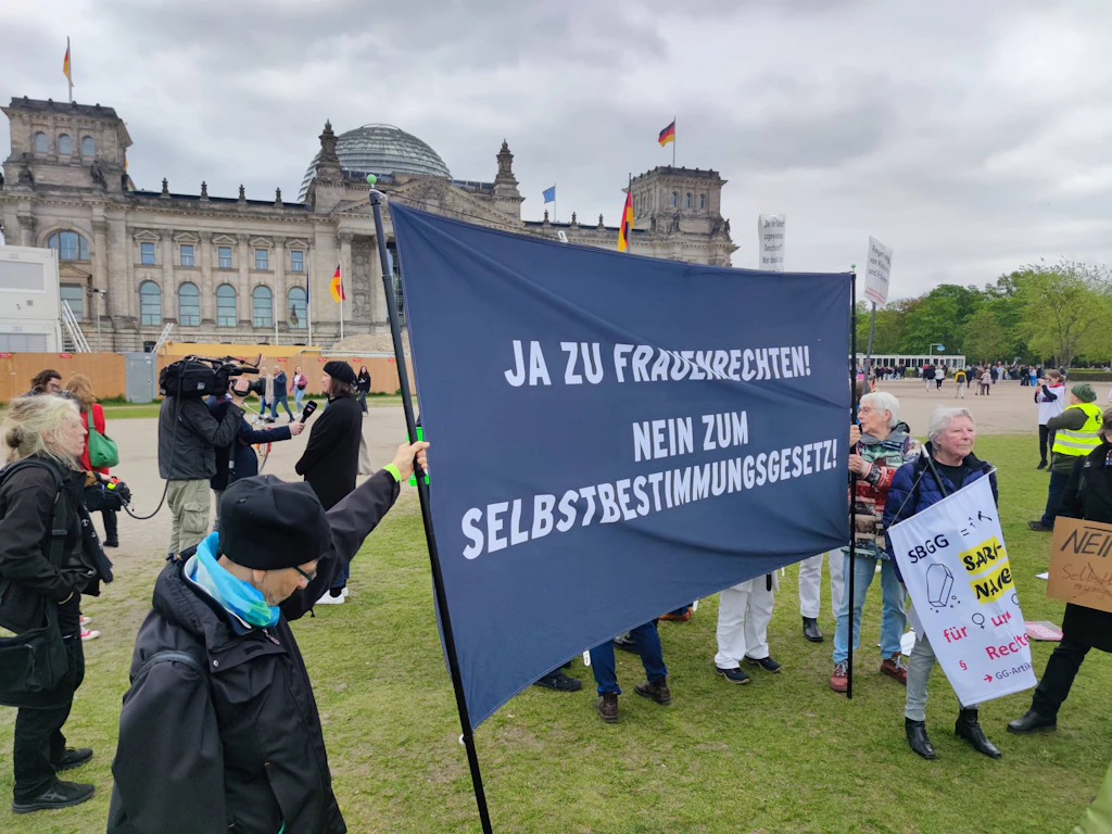 Selbstbestimmungsgesetz beschlossen: Frauengruppen protestieren in Berlin