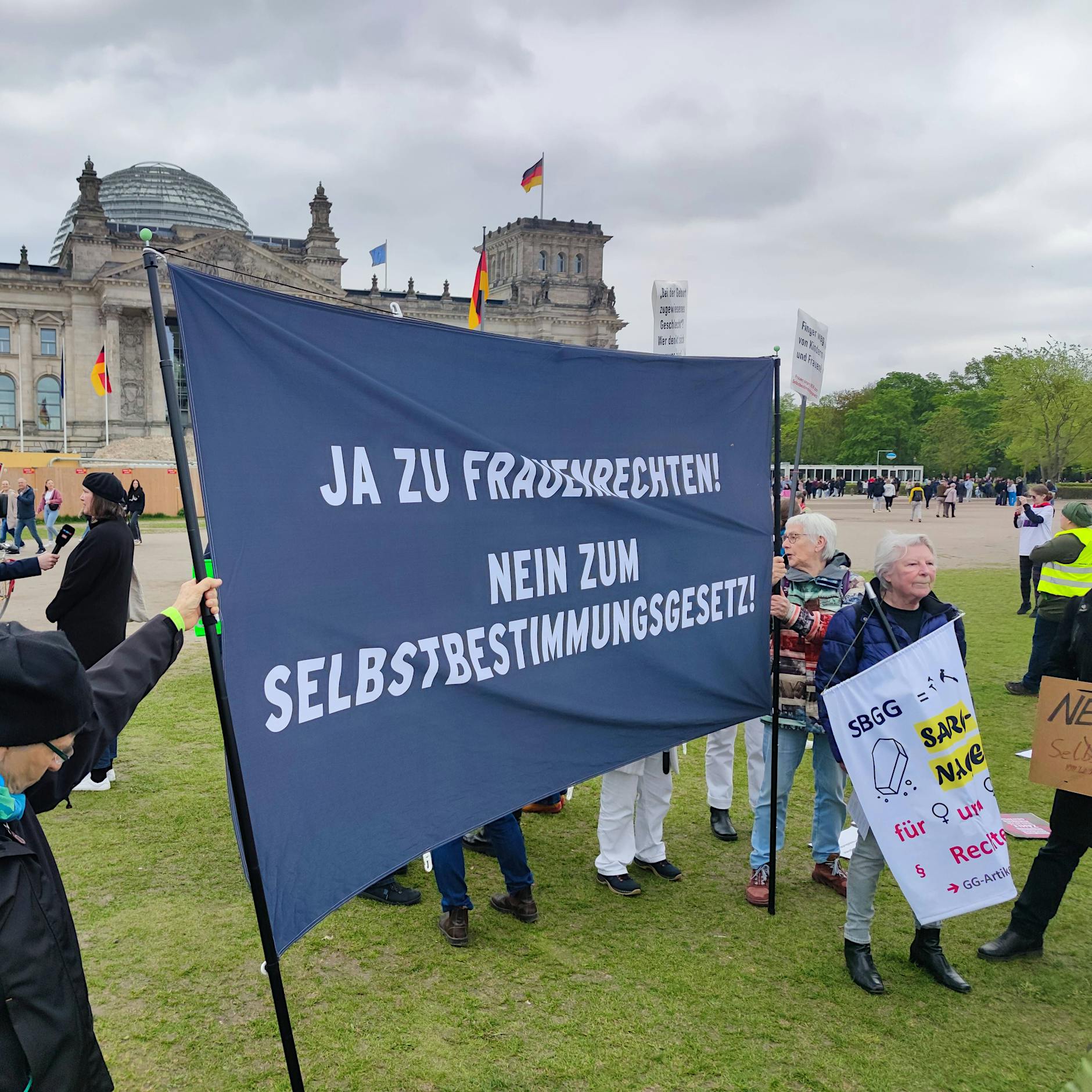Selbstbestimmungsgesetz beschlossen: Fraueninitiativen protestieren vor Bundestag in Berlin