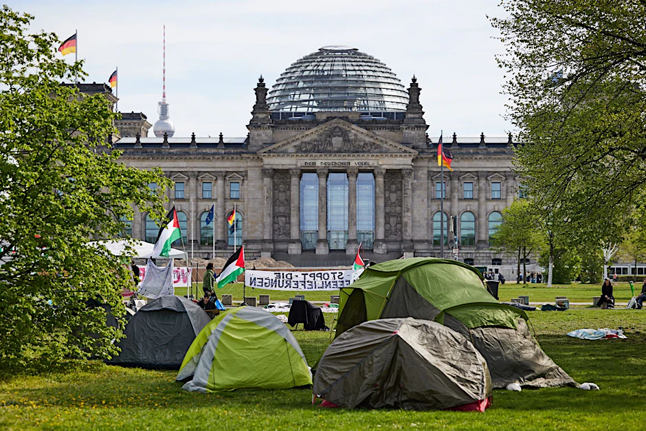 Seit Montag haben Pro-Palästina-Aktivisten ein Protestcamp vor dem Reichstagsgebäude aufgebaut.  