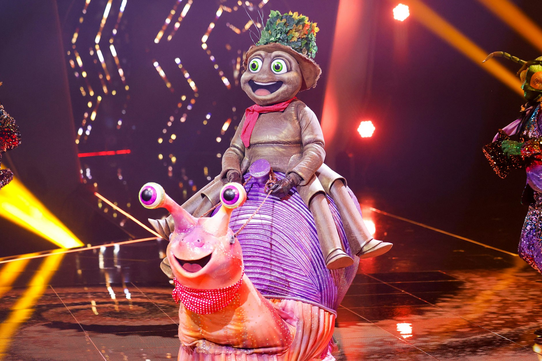 Der Floh reitet bei Masked Singer auf einem Schneckenhaus über die Bühne - ein aufwändiges Kostüm, für das es laut Fans einen Grund geben könnte.
