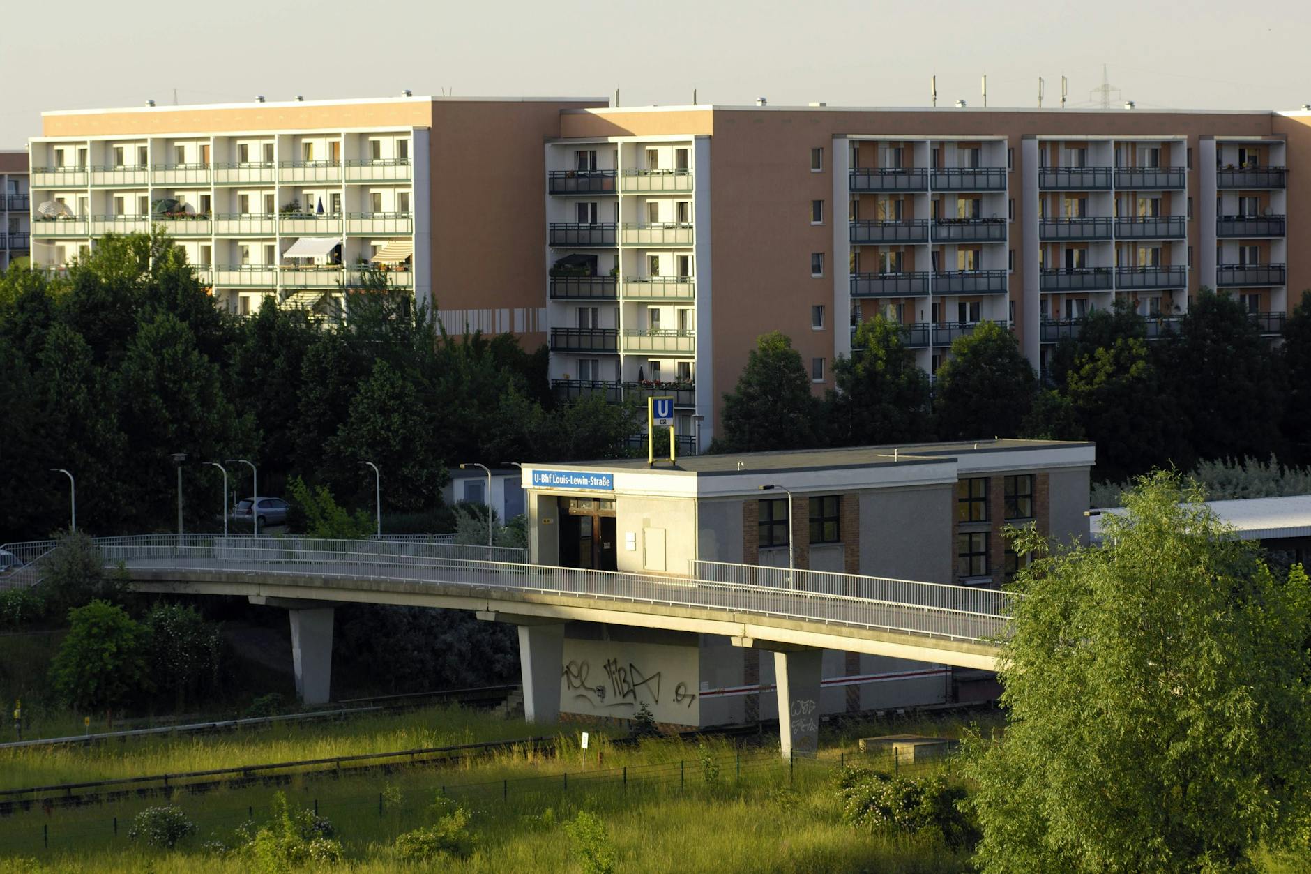 Plattenbau-Siedlungen in Berlin: In Hellersdorf stehen oft fünf- oder sechsgeschossige Platten.