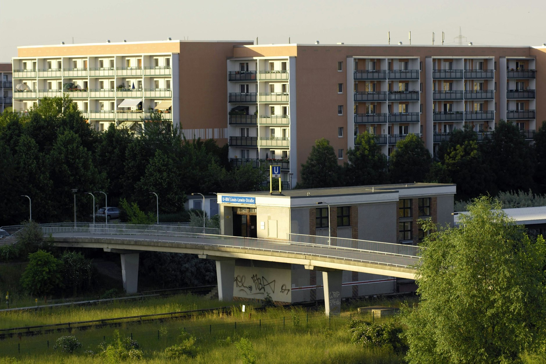 Plattenbau-Siedlungen in Berlin: In Hellersdorf stehen oft fünf- oder sechsgeschossige Platten.