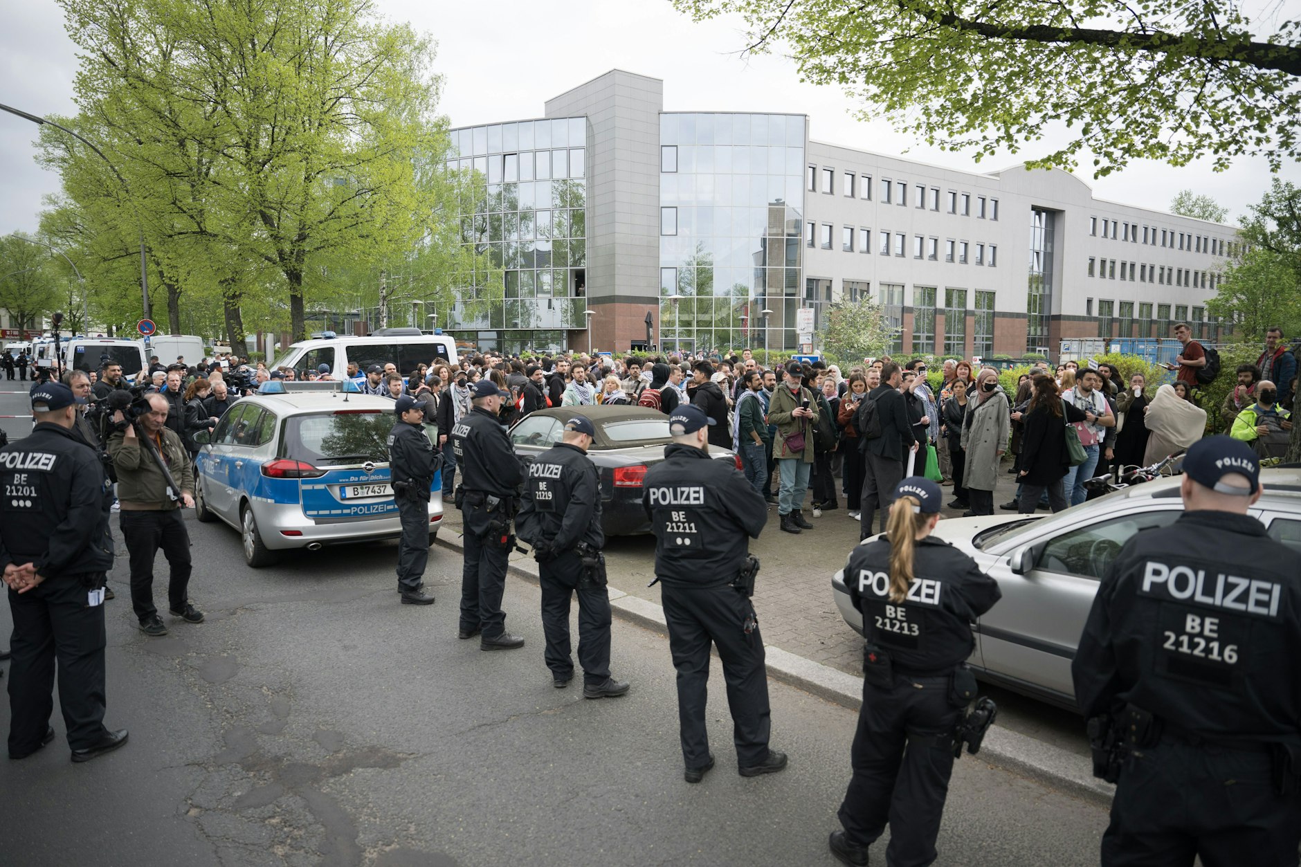 Polizisten en Besucher Stehen voor der Veranstaltungshalle des Palästina-Kongress 2024.