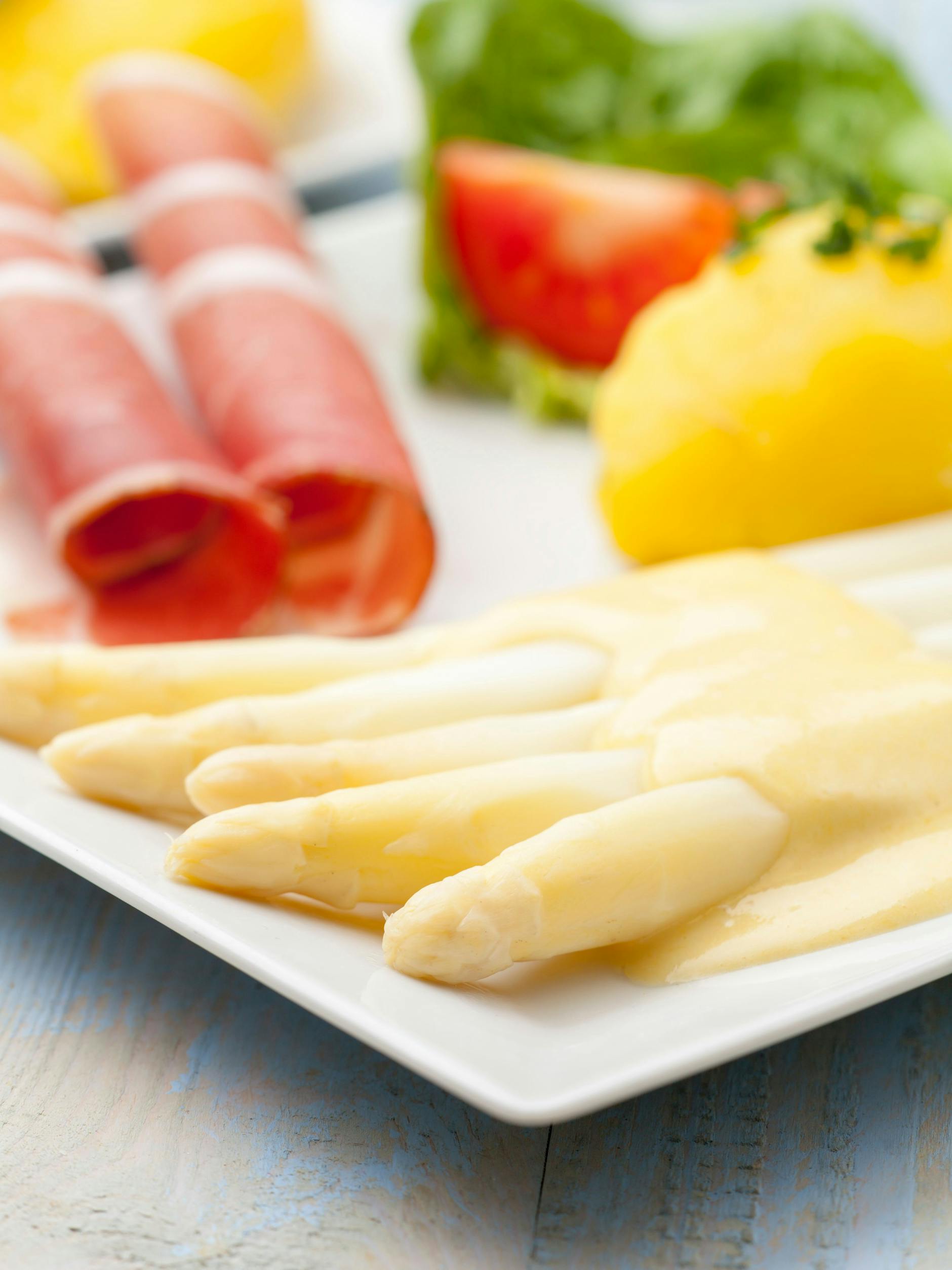 Heimischer Spargel wird von April bis zum Johannistag am 24. Juni geerntet.