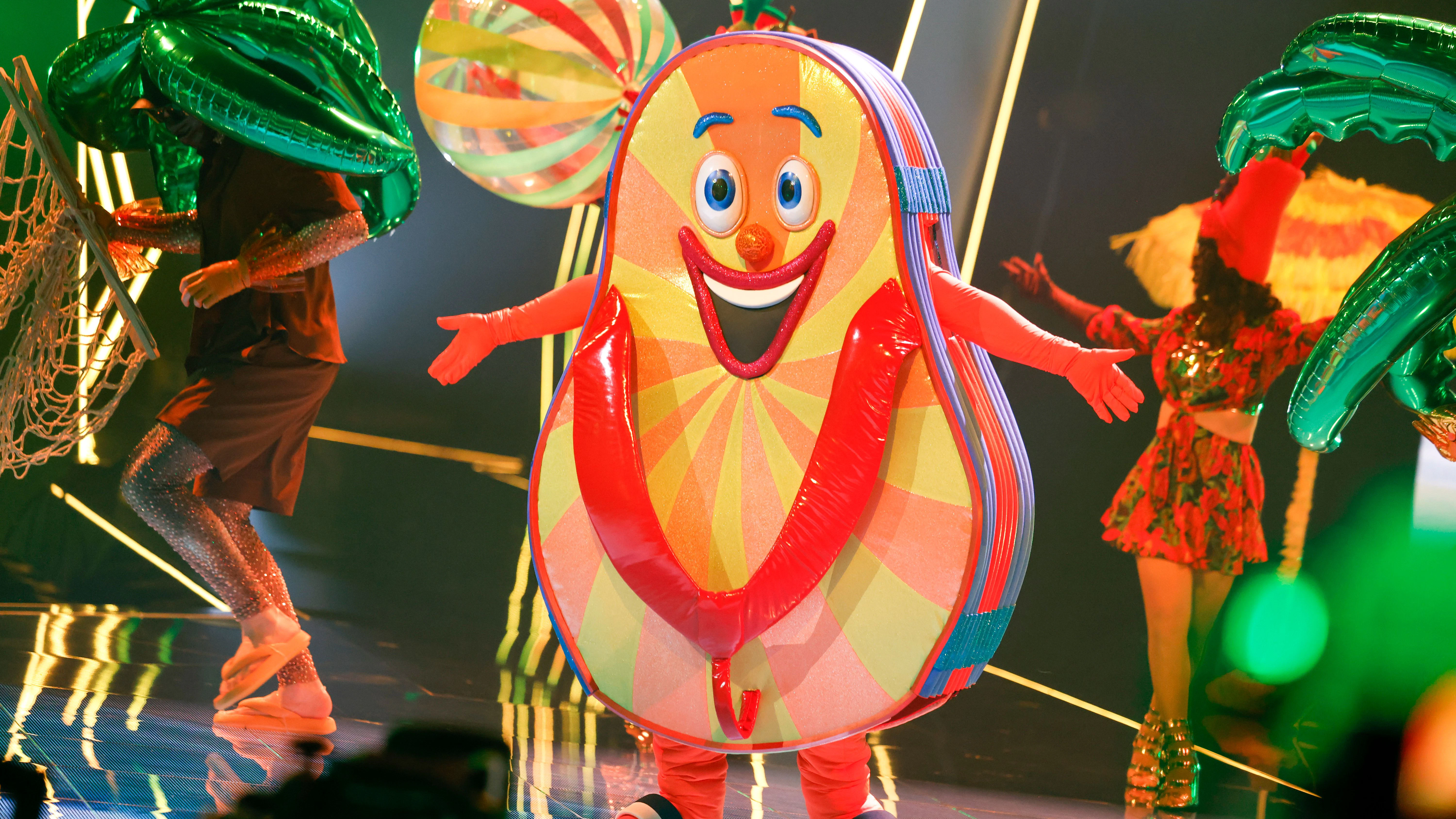 Der Flip Flop in der ersten Show. Unter dem Kostüm trägt der Promi Kleidung in Orange.