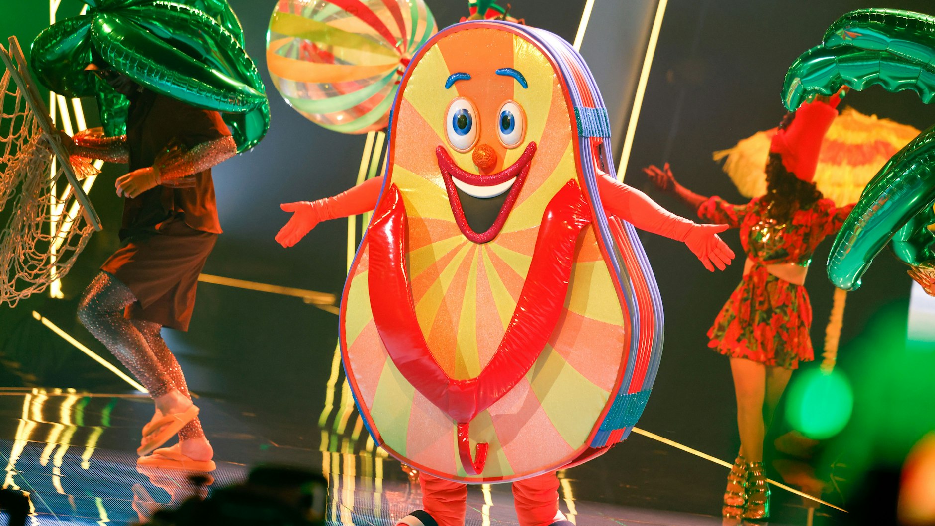 Der Flip Flop in der ersten Show. Unter dem Kostüm trägt der Promi Kleidung in Orange.