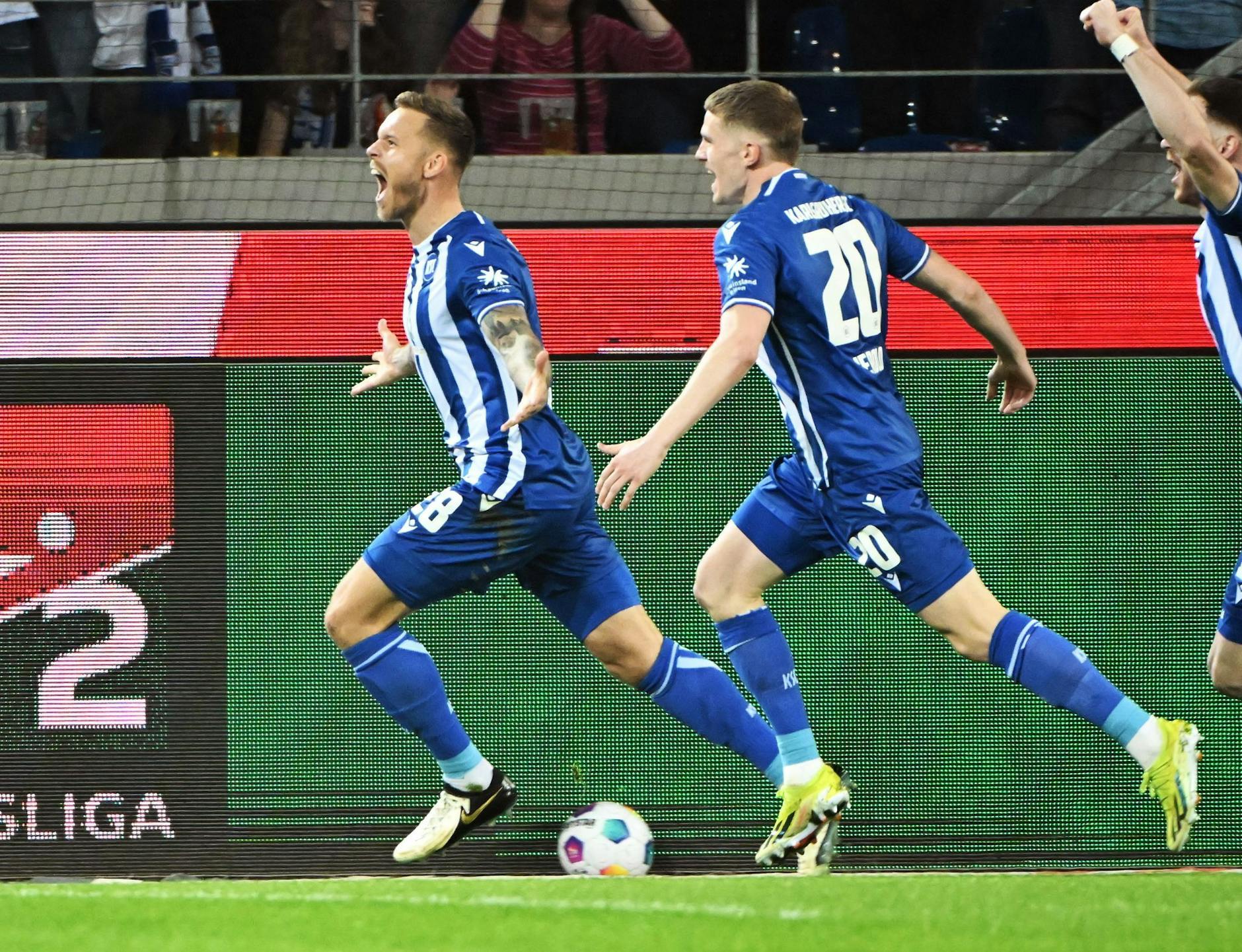 Der Karlsruher SC gewann mit 2:1 gegen Spitzenreiter FC St. Pauli.