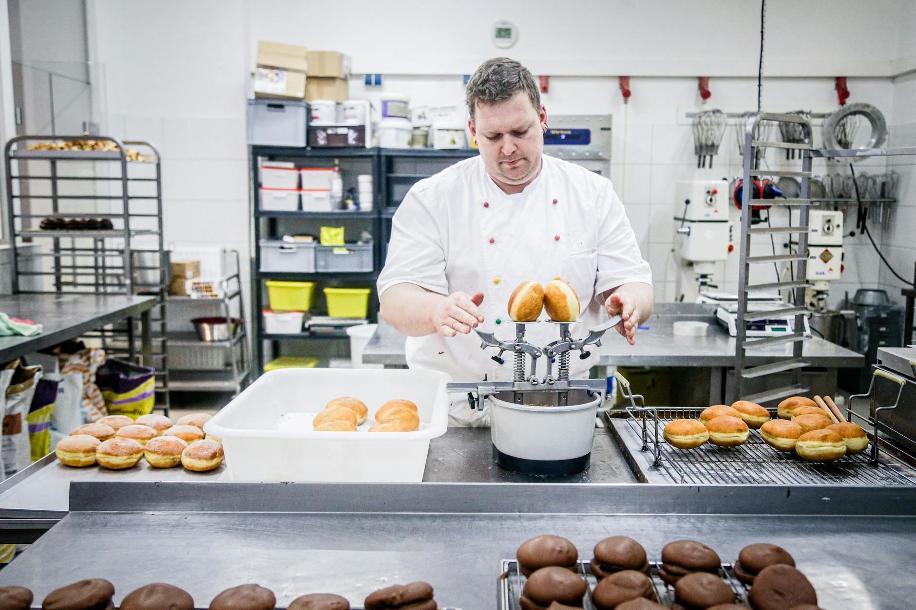 Ein Bäcker bei der Arbeit.
