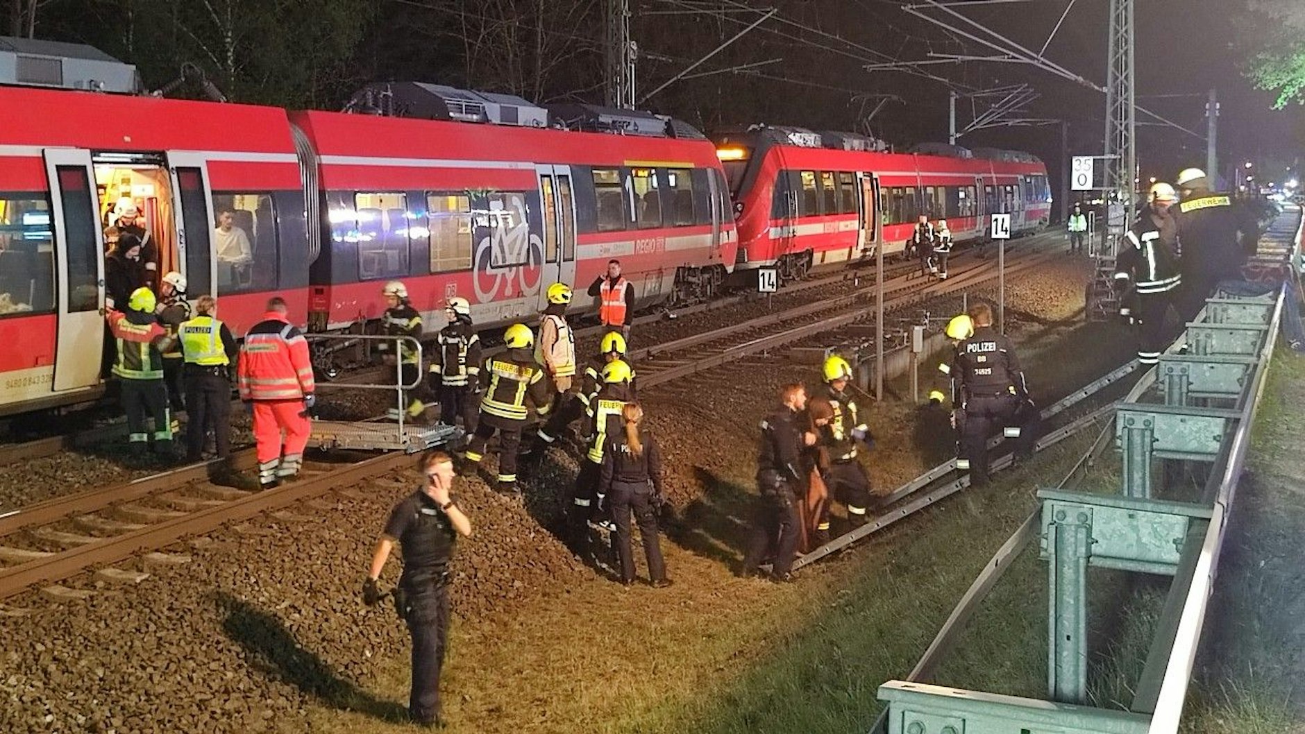 Nach dem tödlichen Unfall in Bestensee mussten die Fahrgäste den Zug räumen. Rettungskräfte halfen ihnen, den Regionalexpress auf freier Strecke zu verlassen.