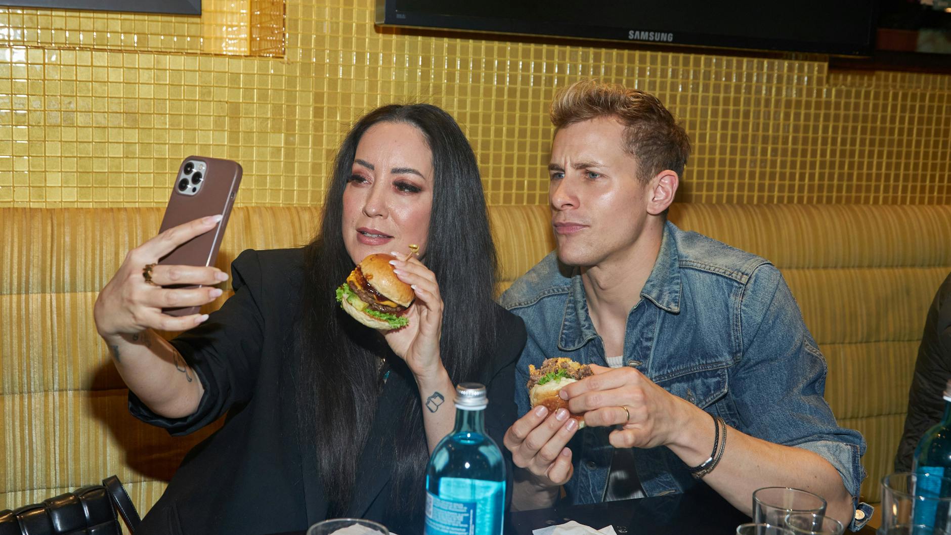 Miyabi Kawai und Lukas Sauer lassen sich die Burger im Hard Rock Cafe Berlin schmecken.