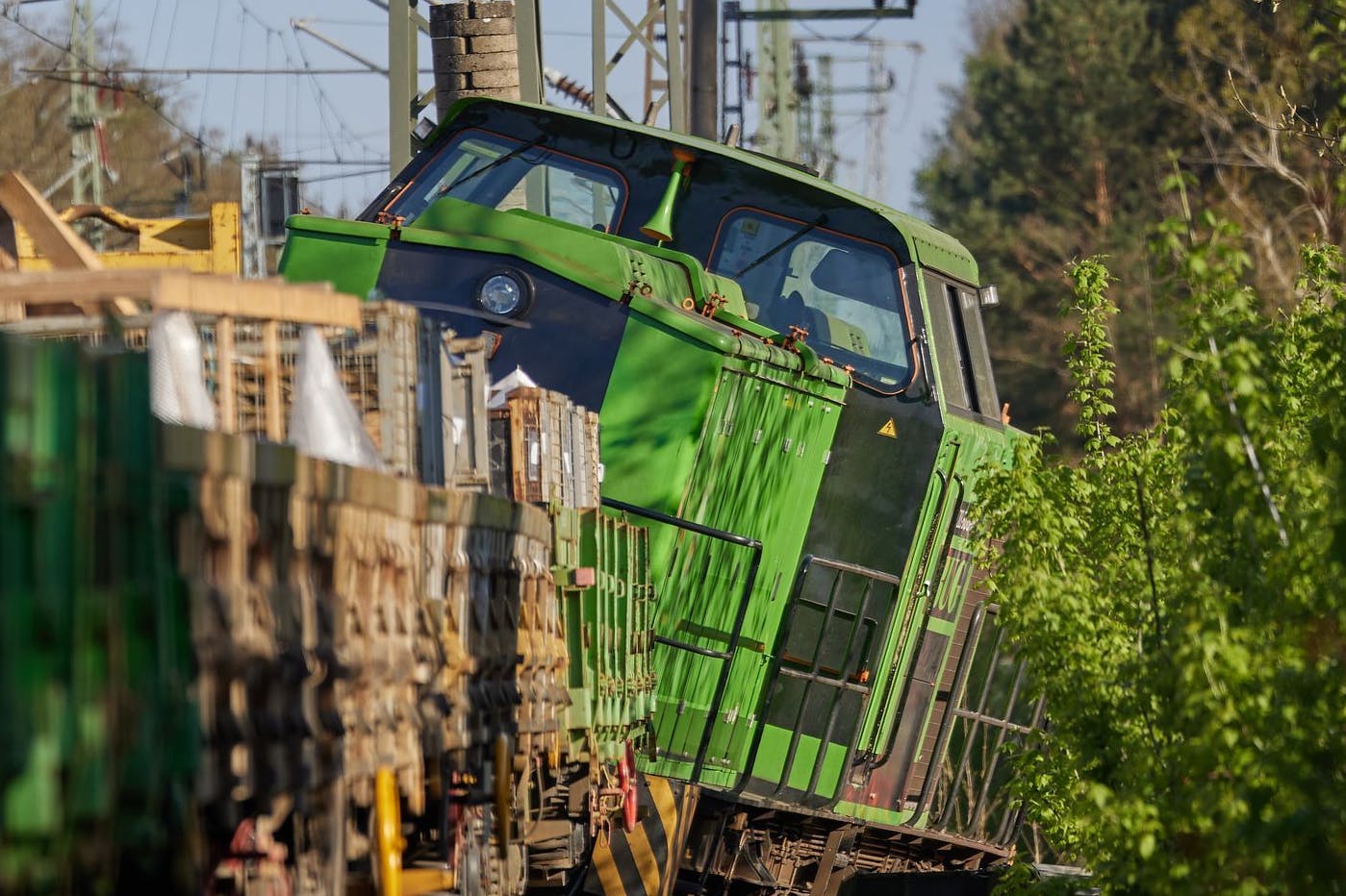 Im Norden Berlins ist der Bahnverkehr erheblich gestört und das länger als angenommen. Der Grund: In Birkenwerder bei Oranienburg ist eine Rangierlok entgleist und die Reparaturarbeiten sind anspruchsvoll. 