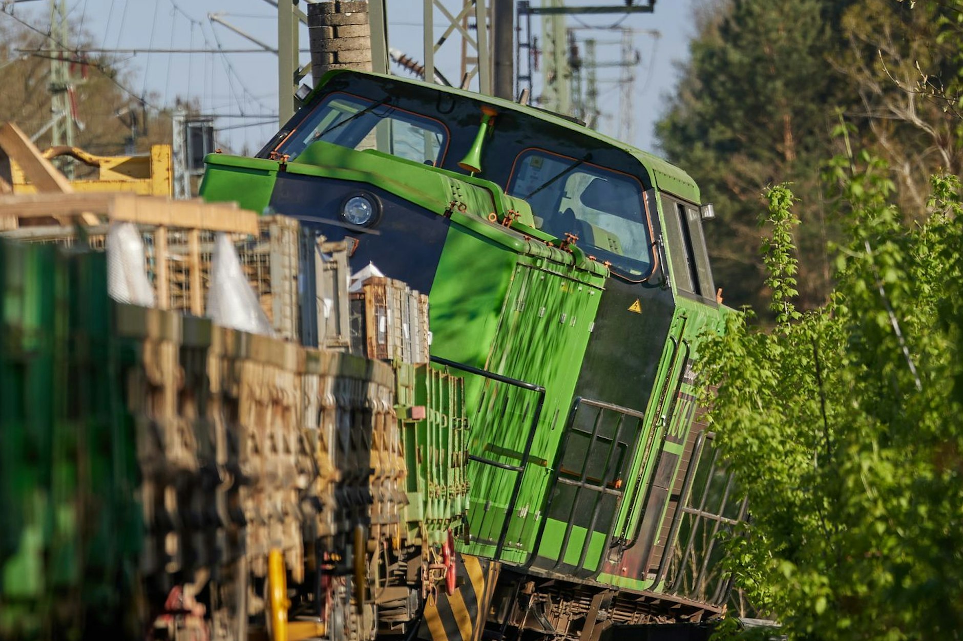 Im Norden Berlins ist der Bahnverkehr erheblich gestört und das länger als angenommen. Der Grund: In Birkenwerder bei Oranienburg ist eine Rangierlok entgleist und die Reparaturarbeiten sind anspruchsvoll.&nbsp;