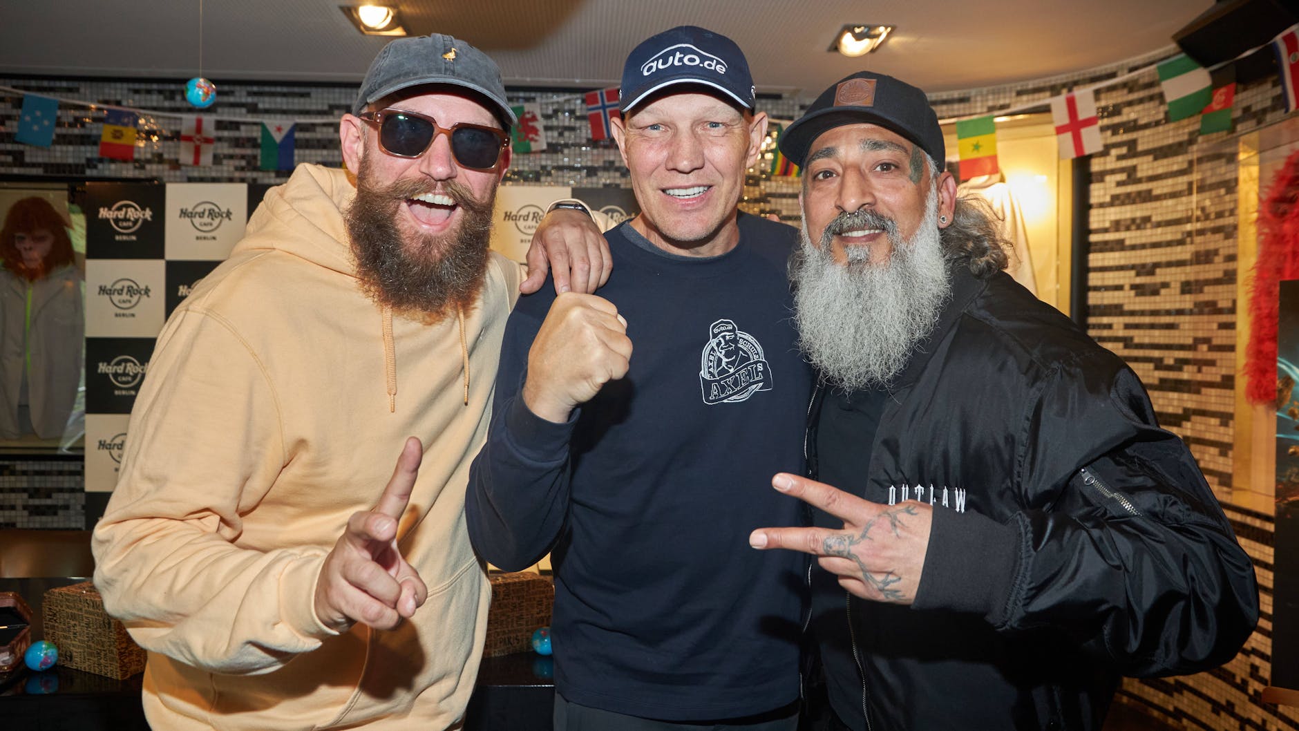 Der Berliner KURIER traf Senay Gueler (rechts) im Hard Rock Cafe Berlin, wo er mit anderen Promis wie Axel Schulz (Mitte) und Mc Fitti (links) Burger testete.