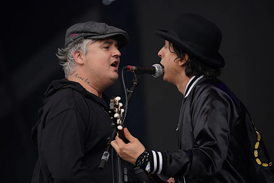 ARCHIV - Pete Doherty (l) und Carl Barrat von den Libertines beim Glastonbury Festival 2022.  