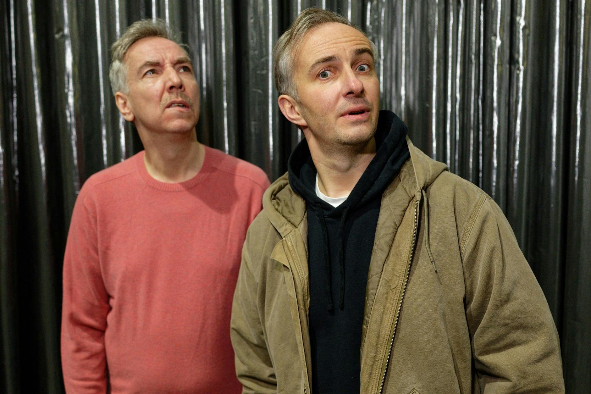 ARCHIV - Olli Schulz (l) und Jan Böhmermann haben Spaß beim ESC.