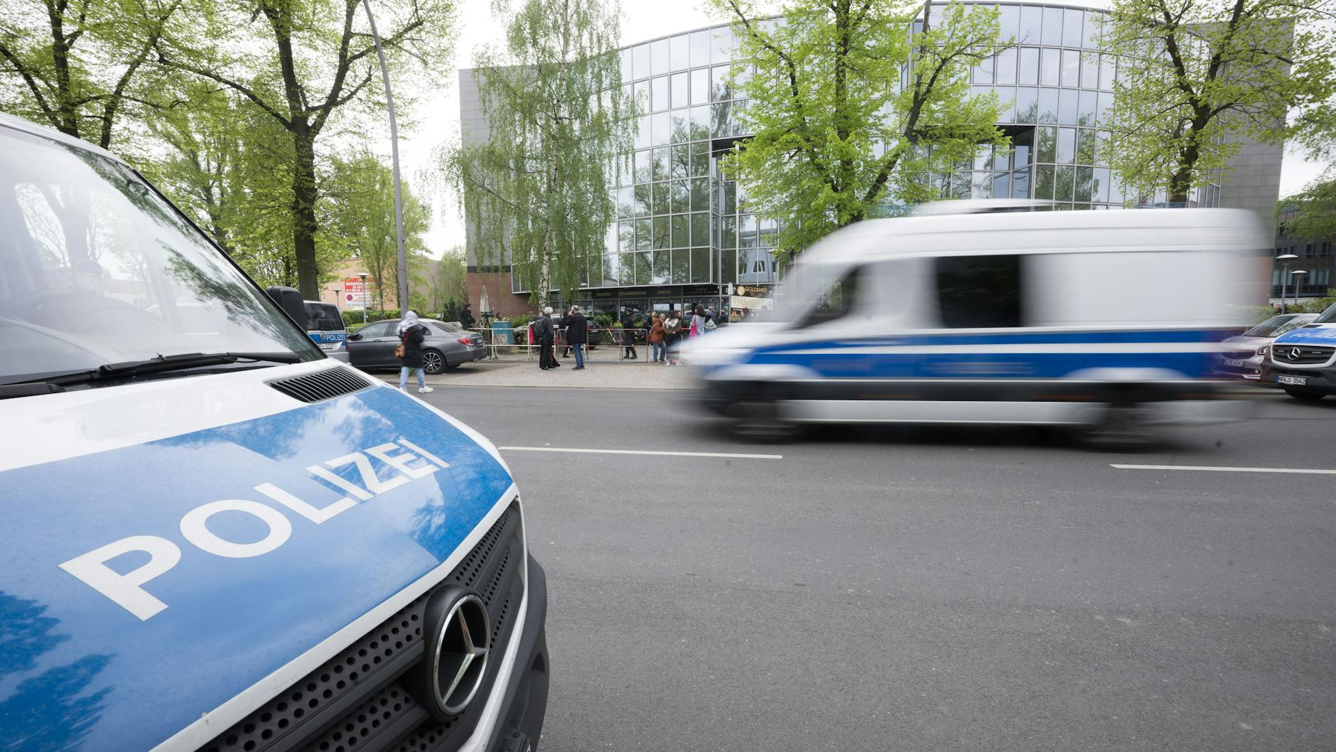 Fahrzeuge der Polizei vor der Veranstaltungshalle in Tempelhof, wo der "Palästina-Kongress" stattfinden soll.