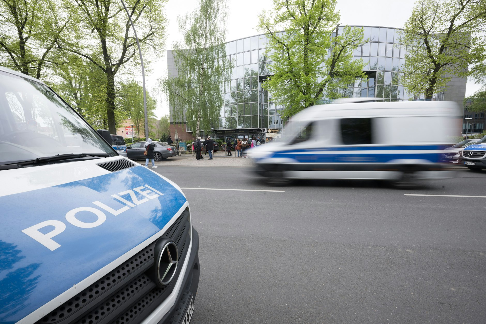 Fahrzeuge der Polizei stehen vor der Veranstaltungshalle des "Palästina-Kongress" in Tempelhof.
