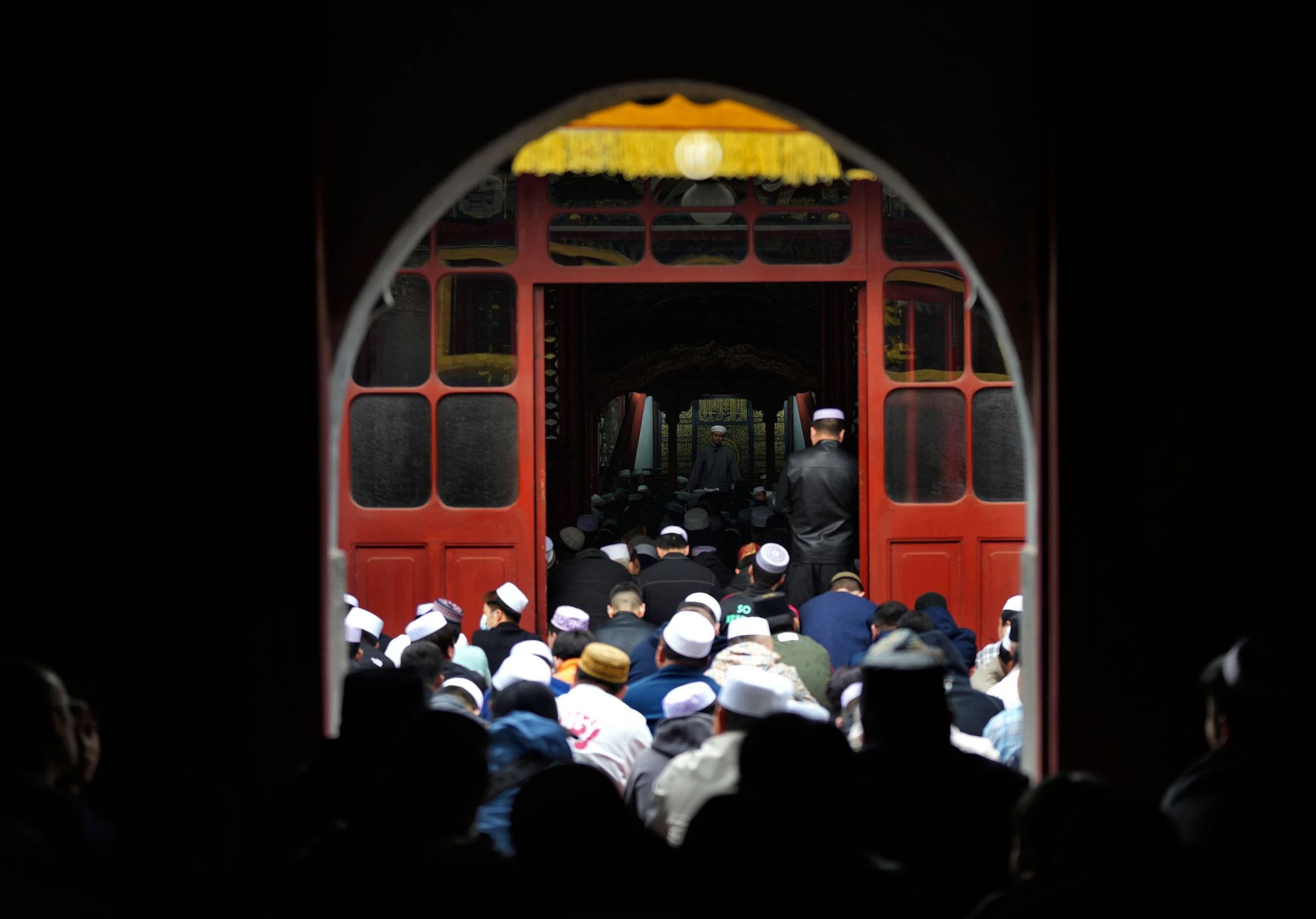 Muslimische Männer nehmen an den Eid al-Fitr-Gebeten zum Ende des heiligen Fastenmonats Ramadan in der Niujie-Moschee in Peking teil.  