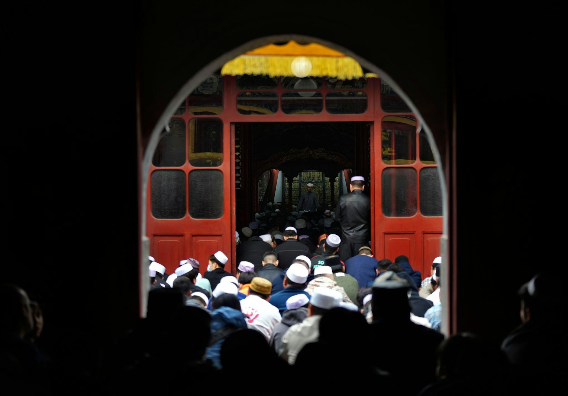 Muslimische Männer nehmen an den Eid al-Fitr-Gebeten zum Ende des heiligen Fastenmonats Ramadan in der Niujie-Moschee in Peking teil.  