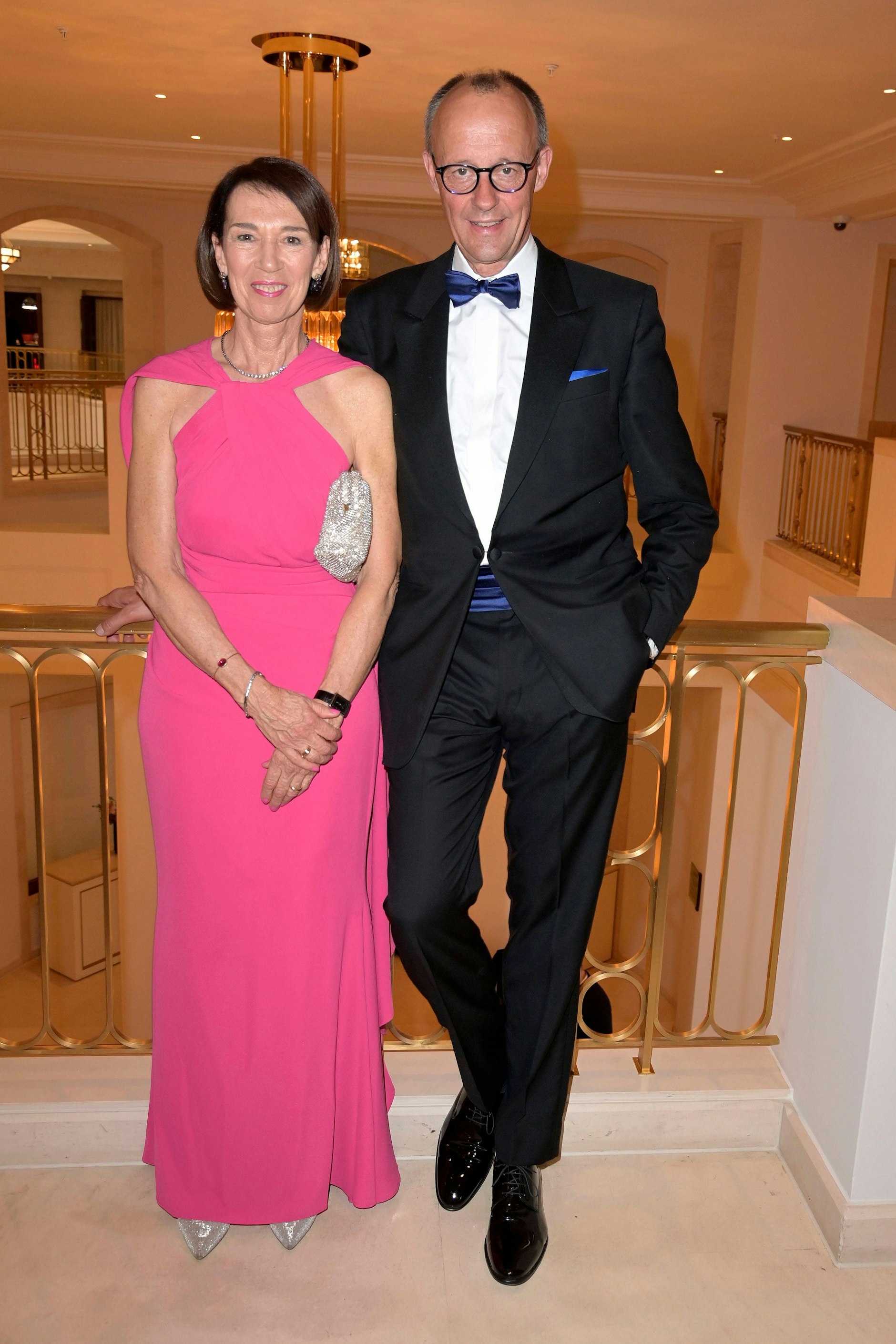<strong>FLOP</strong>: Sie im pinkfarbenen Abendkleid mit Glitzertasche, er mit blauem Kummerbund und blauer Fliege. Ein bisschen sehen <strong>Friedrich Merz</strong> und seine Ehefrau <strong>Charlotte Merz</strong> nach dem übererfolgreichen „Barbie“-Film aus – nur ohne die lustigen Pointen. Die Inszenierung farblicher Geschlechter-Klischees, frei von jedem Witz und allem Charme? Da hätten wir mehr erwartet – selbst vom gänzlich humorbefreiten CDU-Vorsitzenden.