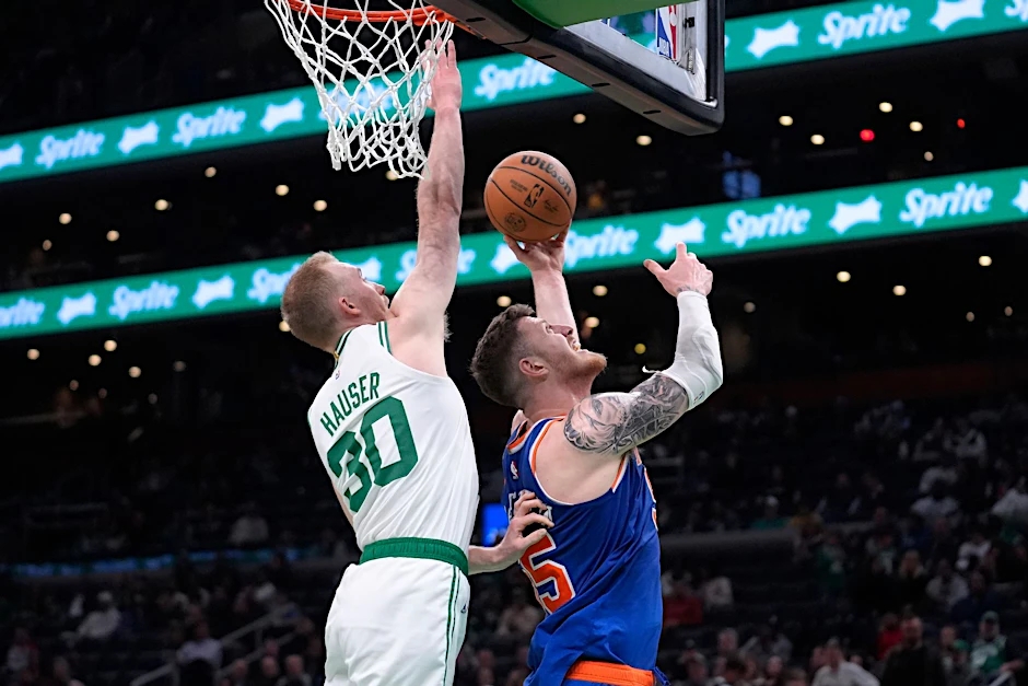Isaiah Hartenstein (r) von den New York Knicks setzt gegen die Boston Celtics zum Korbleger an.  
