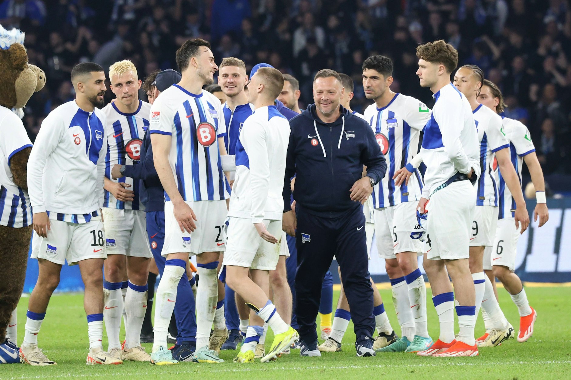 Pal Dardai, Trainer von Hertha BSC, ist nach dem Abpfiff gegen Rostock stolz bei seinen Jungs auf dem Platz.