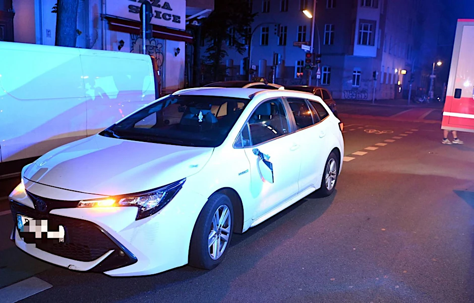 Die Fußgängerin wurde von dem linken Außenspiegel des Autos getroffen.