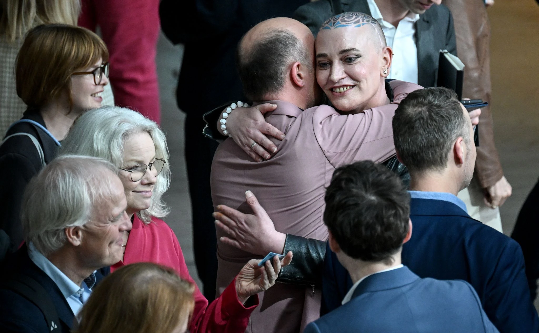 dpatopbilder - Tessa Ganserer (Bündnis 90/Die Grünen) und Sven Lehmann (Bündnis 90/Die Grünen), Parlamentarischer Staatssekretär für Familie, Senioren, Frauen und Jugend, umarmen sich am Rande der Abstimmung zum Selbstbestimmungsgesetz.  