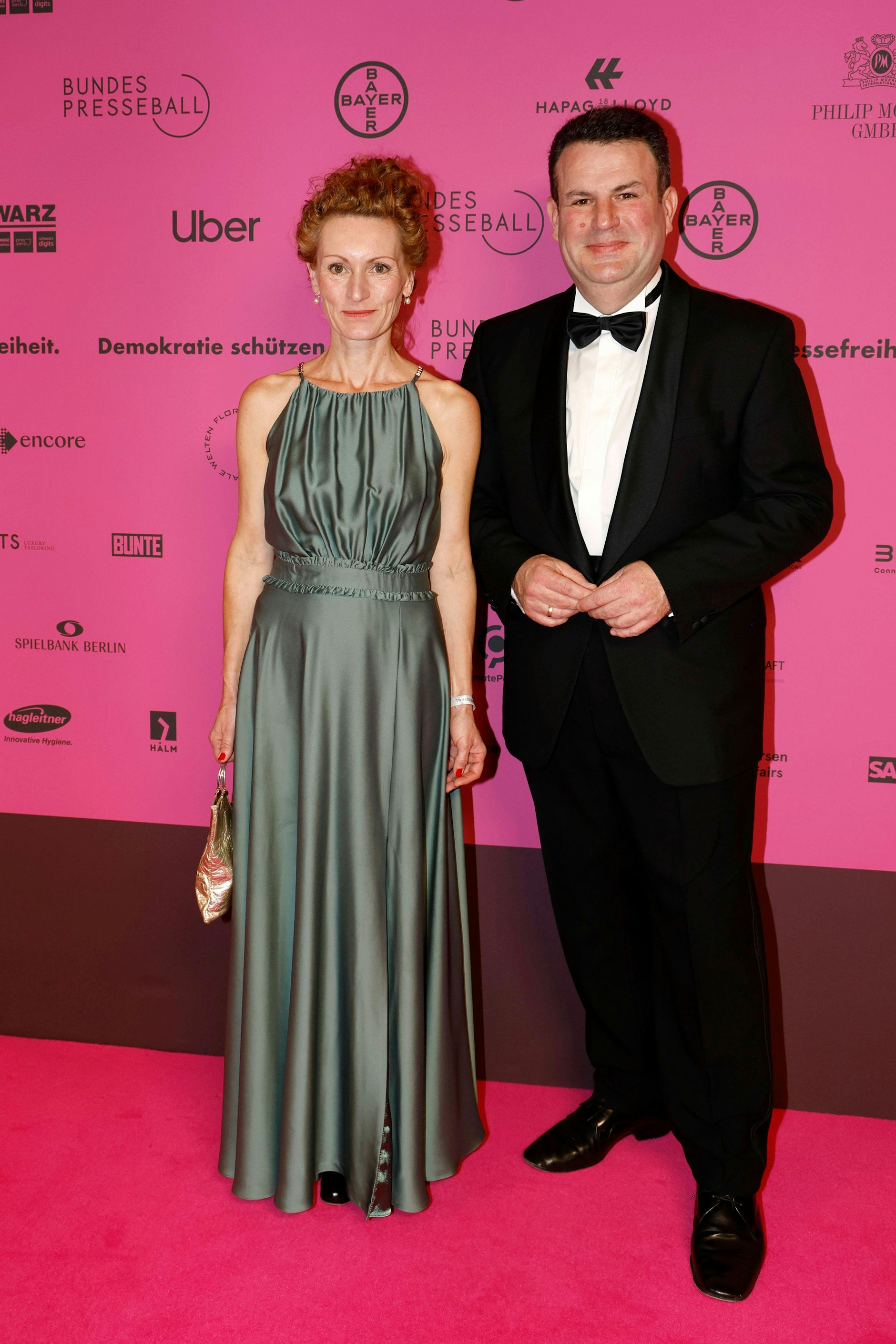 <strong>TOP</strong>: Niemand sah am gestrigen Abend besser aus als <strong>Solveig Orlowski</strong>! Ein sanft schimmerndes Kleid mit eleganten Raffungen und Rüschchen, getüncht in einen zarten Salbeiton, der wunderbar zu ihren rötlichen Haaren passt, diese wiederum gelegt in eine lockere Botticelli-Frisur – träumerisch und zugleich modern. Schön, dass sie mit dem sympathischen Bundesarbeitsminister&nbsp;<strong>Hubertus Heil</strong> einen ebenso fachkundig gekleideten Gatten an ihrer Seite hatte.