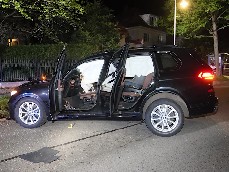 Der verlassene BMW am Unfallort: Der Fahrer floh zu Fuß.