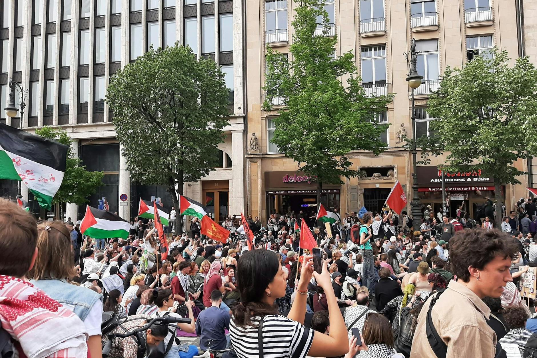 Protestteilnehmer setzen sich auf die Straße und fordern die Freilassung festgenommener Demonstranten. 